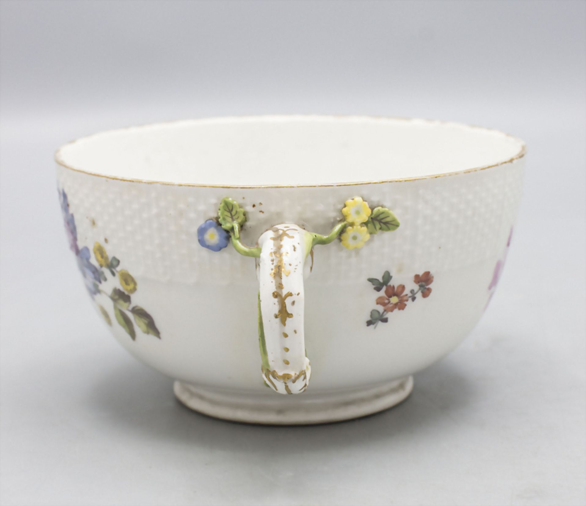 Doppelhenkelschale mit Blumenmalerei / A two handled bowl with flowers Meissen, Mitte 18. Jh. - Bild 2 aus 8