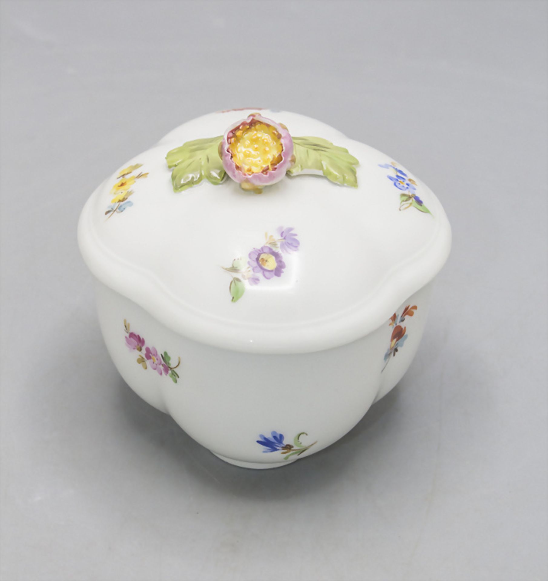 Zuckerdose mit einer Aster / A sugar bowl with an aster, Meissen, um 1880 - Bild 2 aus 5