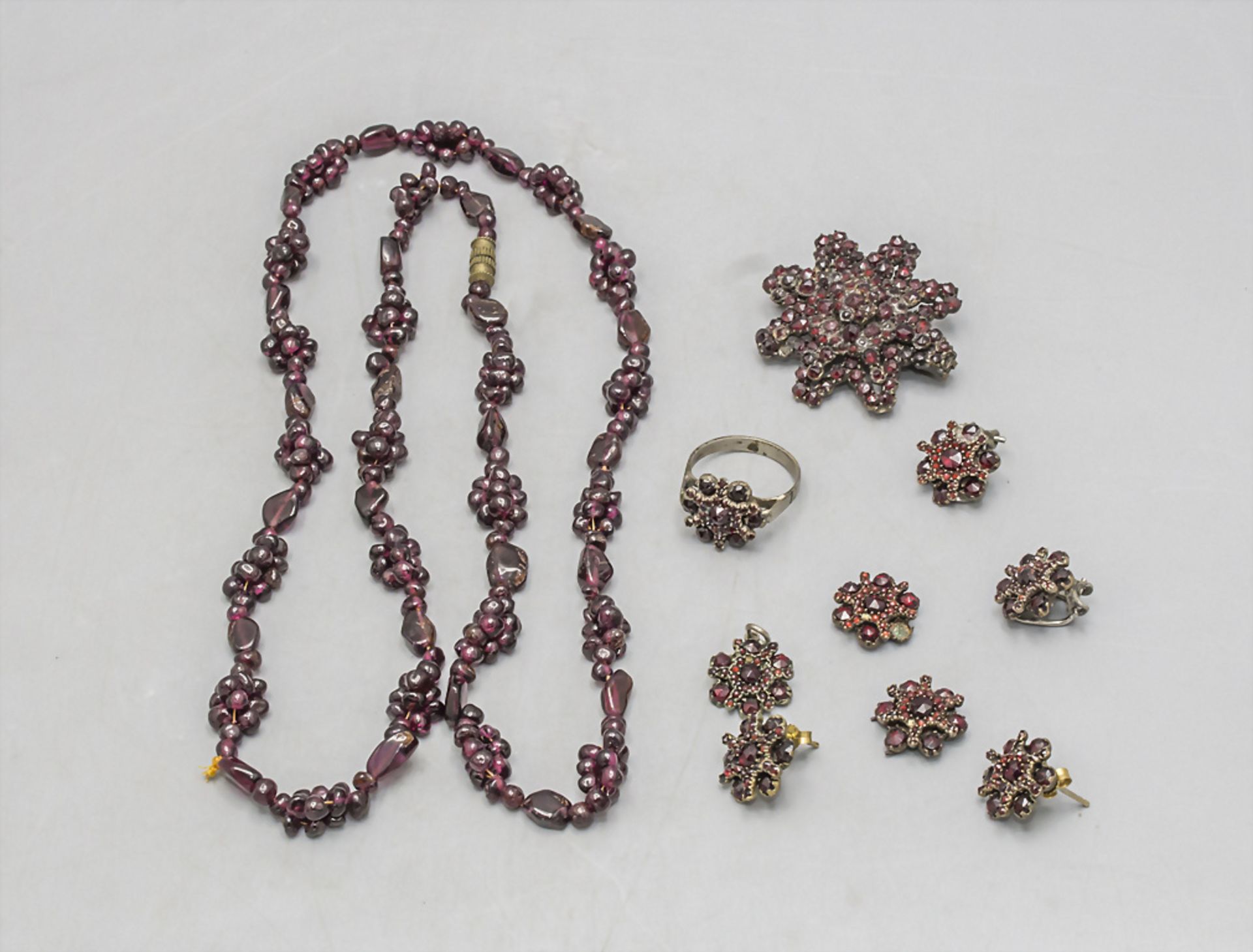 Konvolut aus 6 Teilen Granatschmuck / A set of 6 pieces of garnet jewellery - Image 2 of 3
