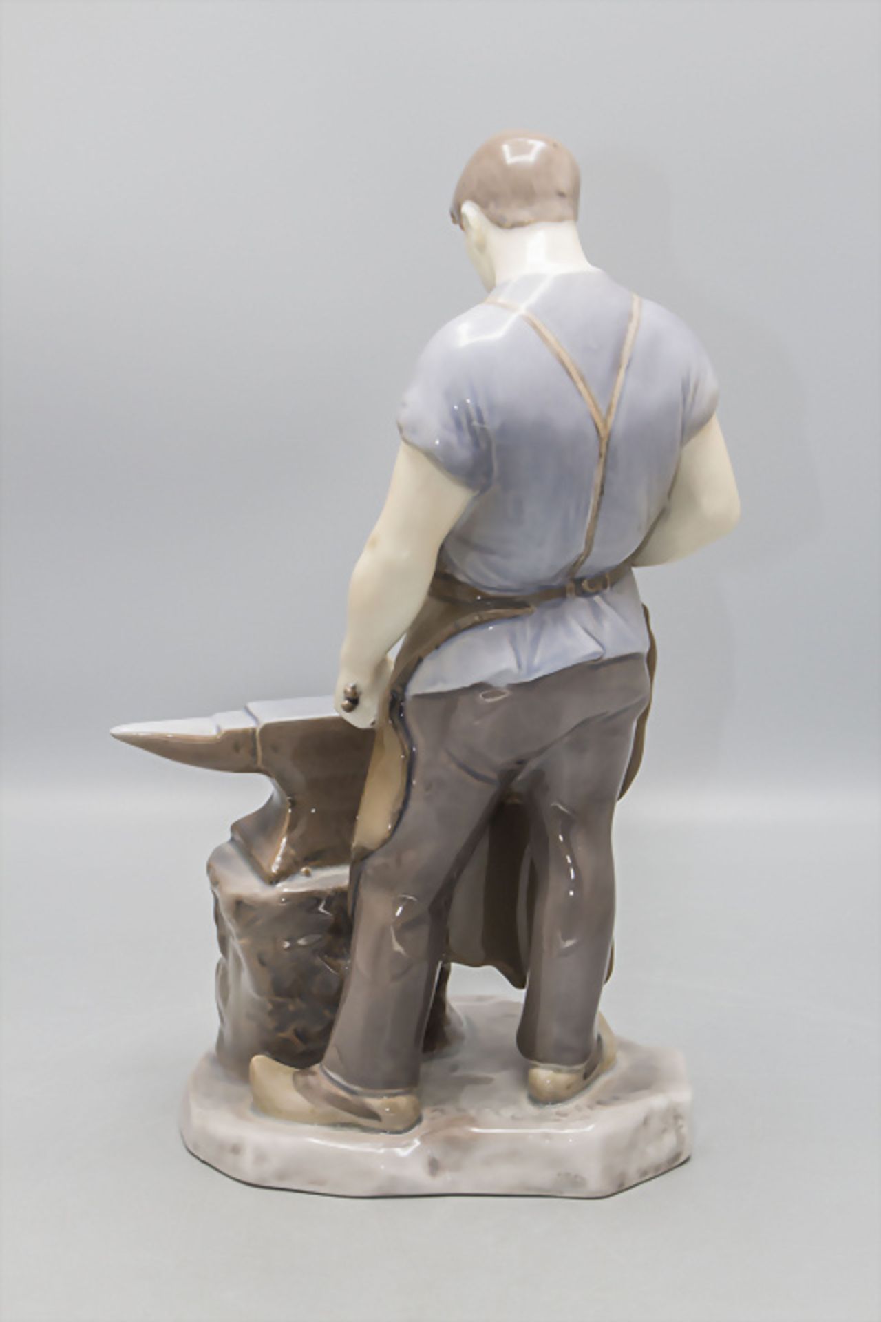 Porzellanfigur 'Schmied' / A porcelain figure of a blacksmith, Bing & Gröndahl, Copenhagen - Bild 3 aus 8
