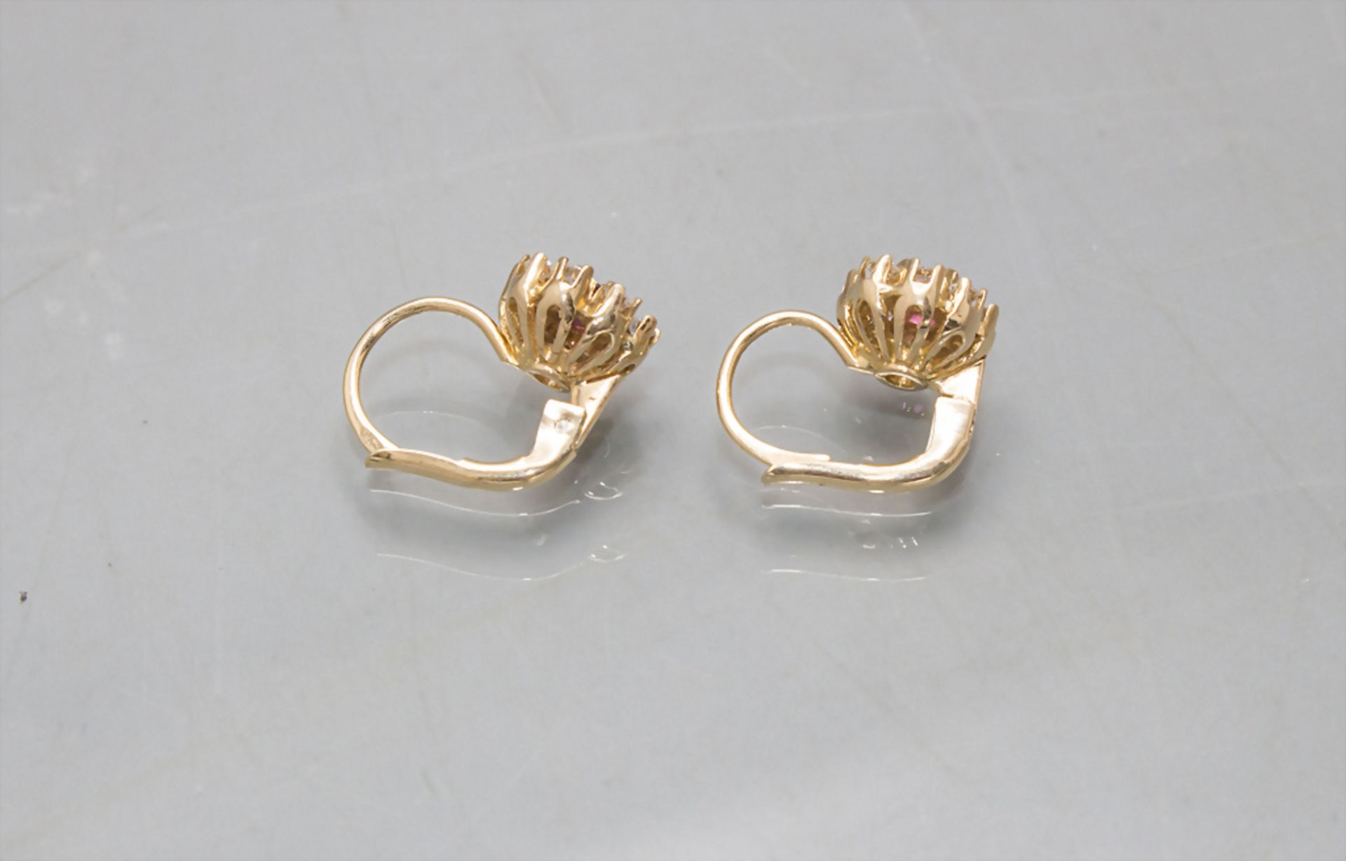 Paar Ohrringe / A pair of 14 ct gold earrings with diamonds and rubies - Image 2 of 2