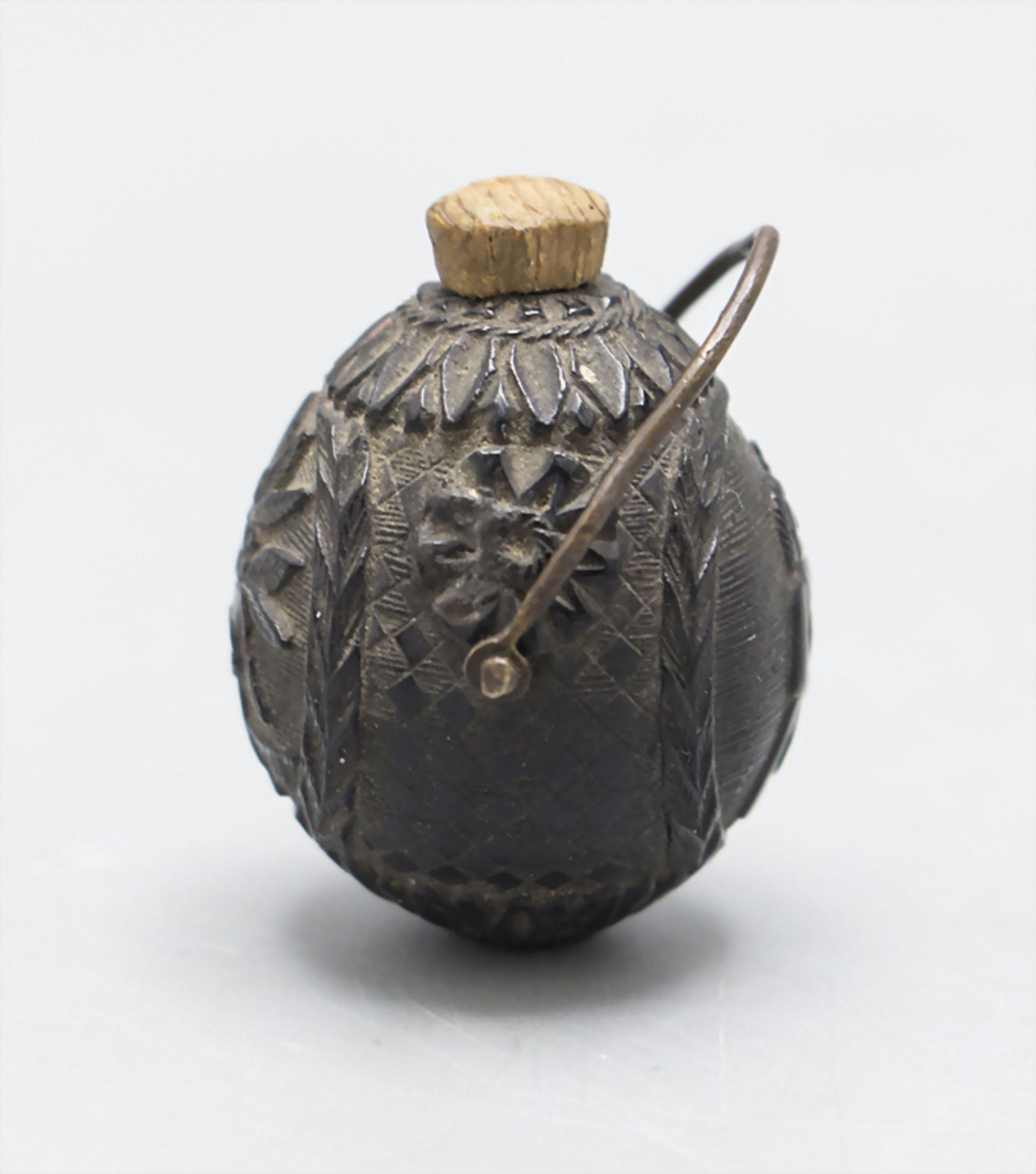 Miniatur Flakon aus einer geschnitzten Nuss / A finely carved nut as miniature flask/bottle, ... - Image 3 of 5