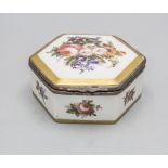 Deckeldose mit Blumenmalerei / A lidded porcelain box with flowers, Jacob Petit, Paris, 2. ...