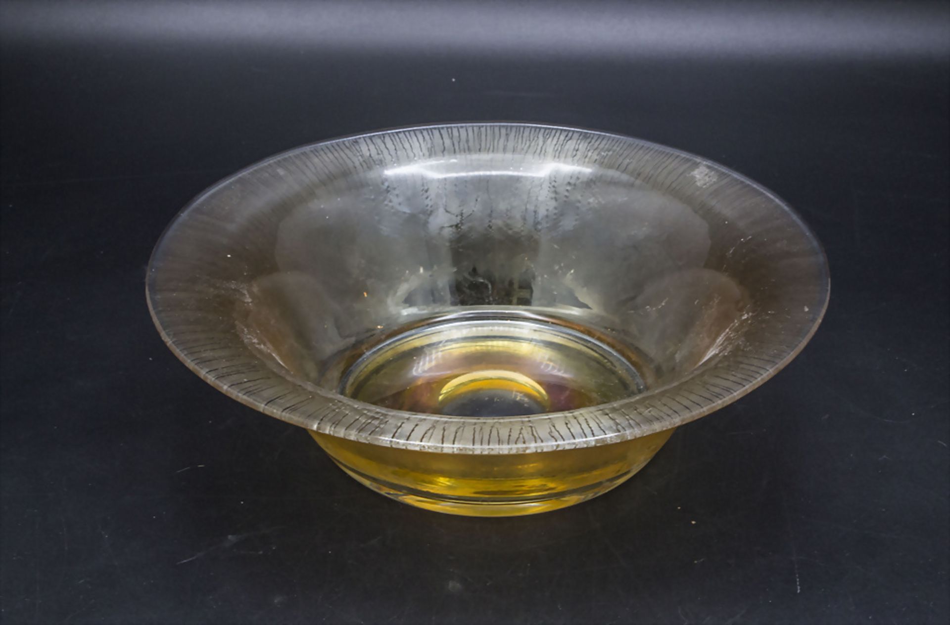 Glasschale / An iridescent lustre glass bowl, Glashütte Eisch, Frauenau, 2. Hälfte 20. Jh.