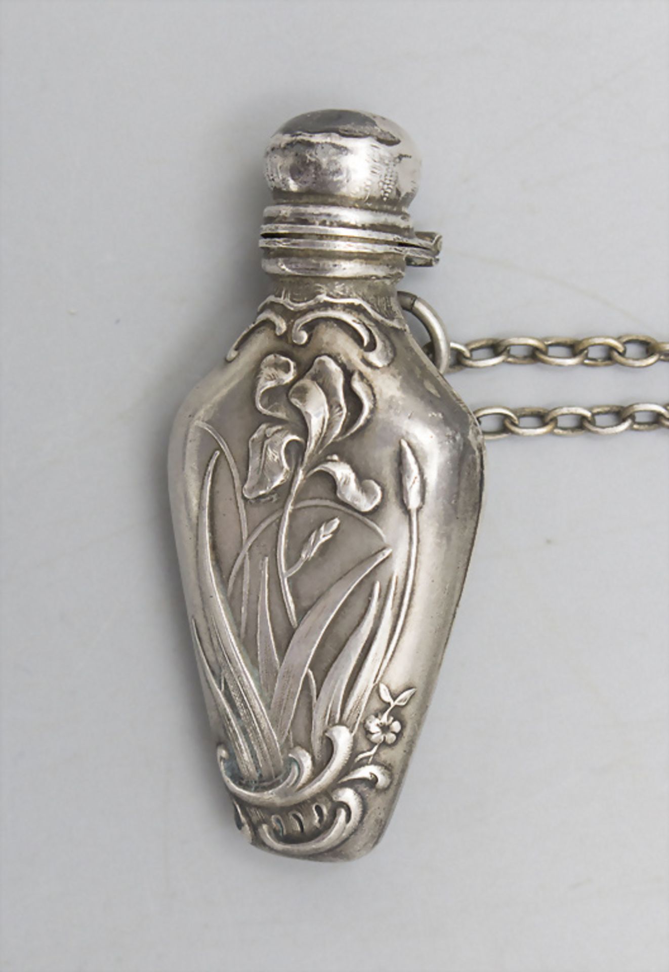 Jugendstil Parfüm-Flakon mit Schwertlilien an Kette / An Art Nouveau perfume bottle with ... - Bild 4 aus 4