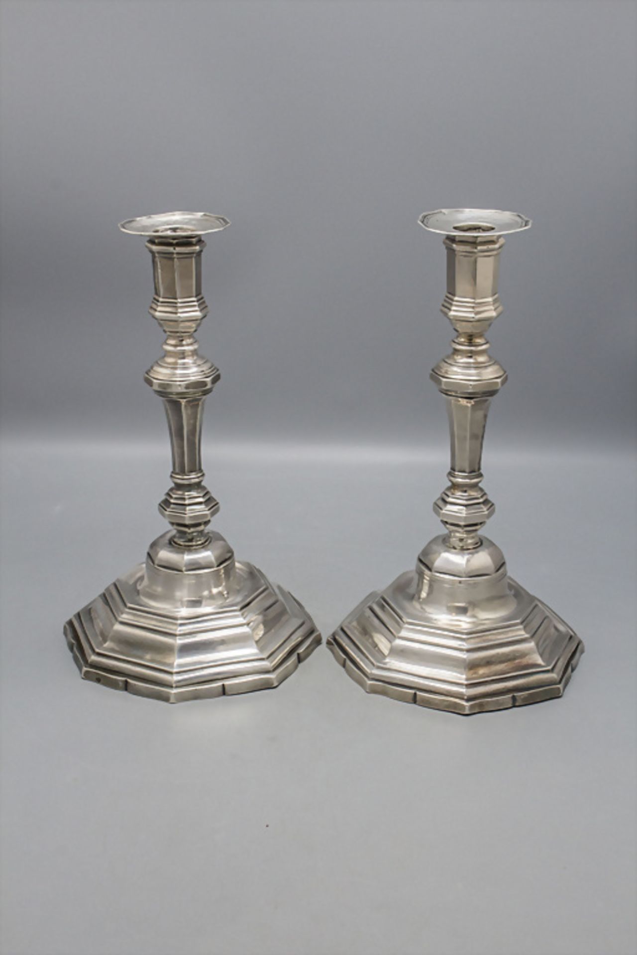 Paar Louis XV Kerzenleuchter / A pair of Louis XV silver candlesticks / Paire de Louis XV ... - Image 3 of 7