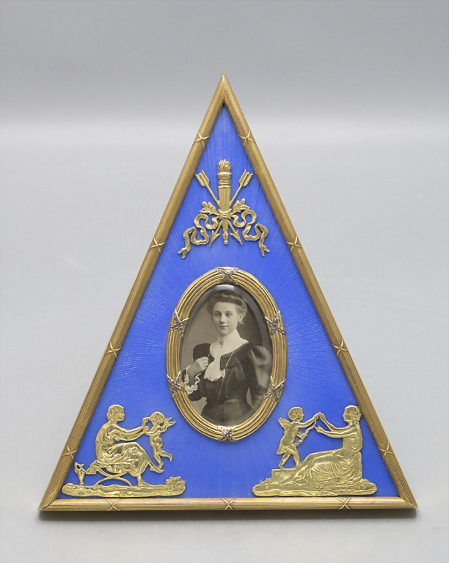Dreieckiger Bilderrahmen / A silver frame, St. Petersburg, um 1900