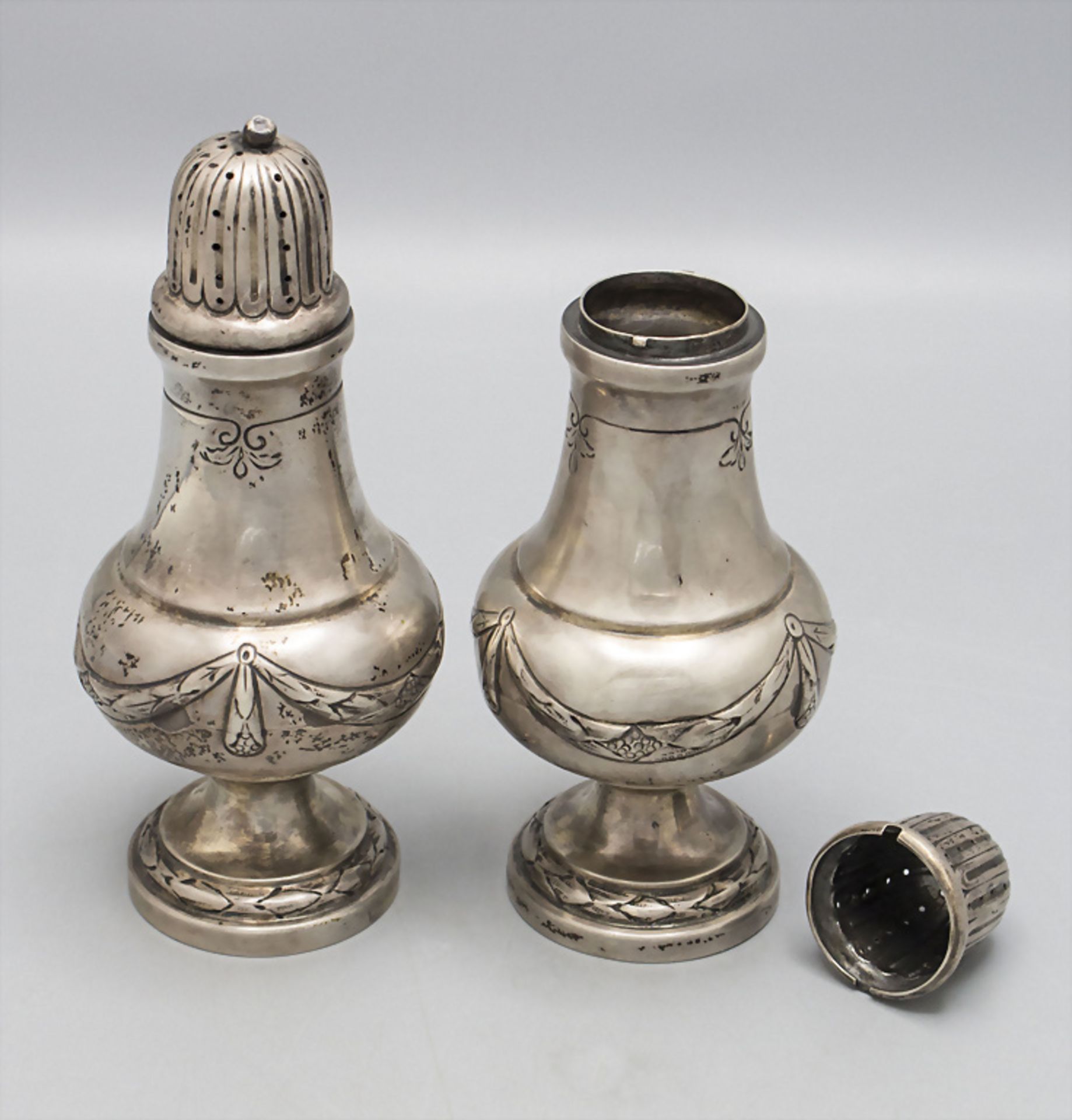 Paar Gewürzstreuer / A pair of silver condiment shakers, Neresheimer & Söhne, Hanau, Anfang 20. Jh. - Image 2 of 5