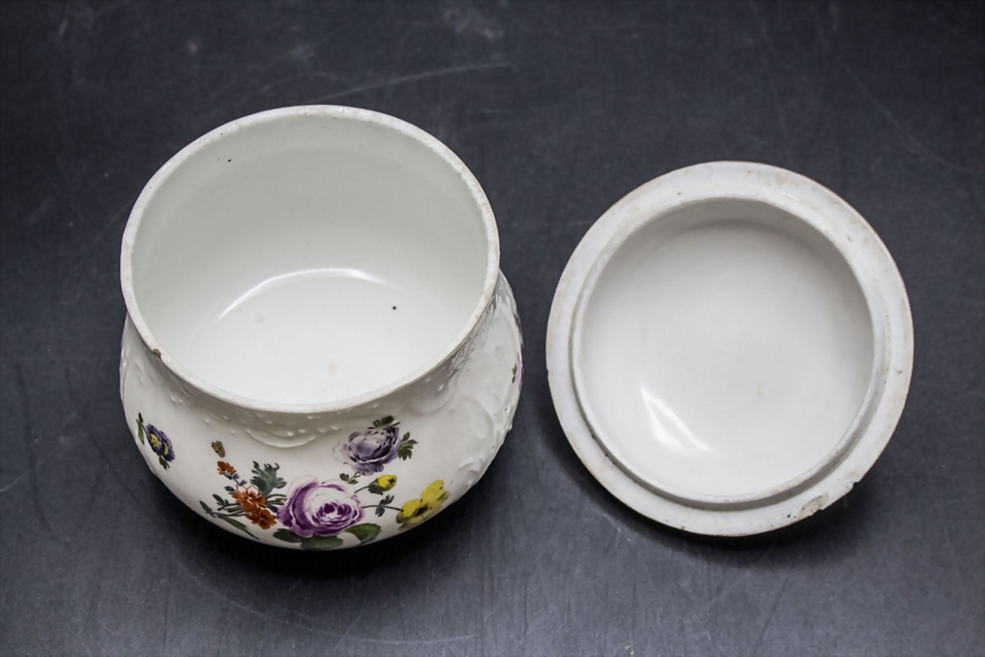 Zuckerdose mit Reliefdekor / A lidded sugar bowl with flowers, Meissen, Punktzeit, Mitte 18. Jh. - Image 4 of 5