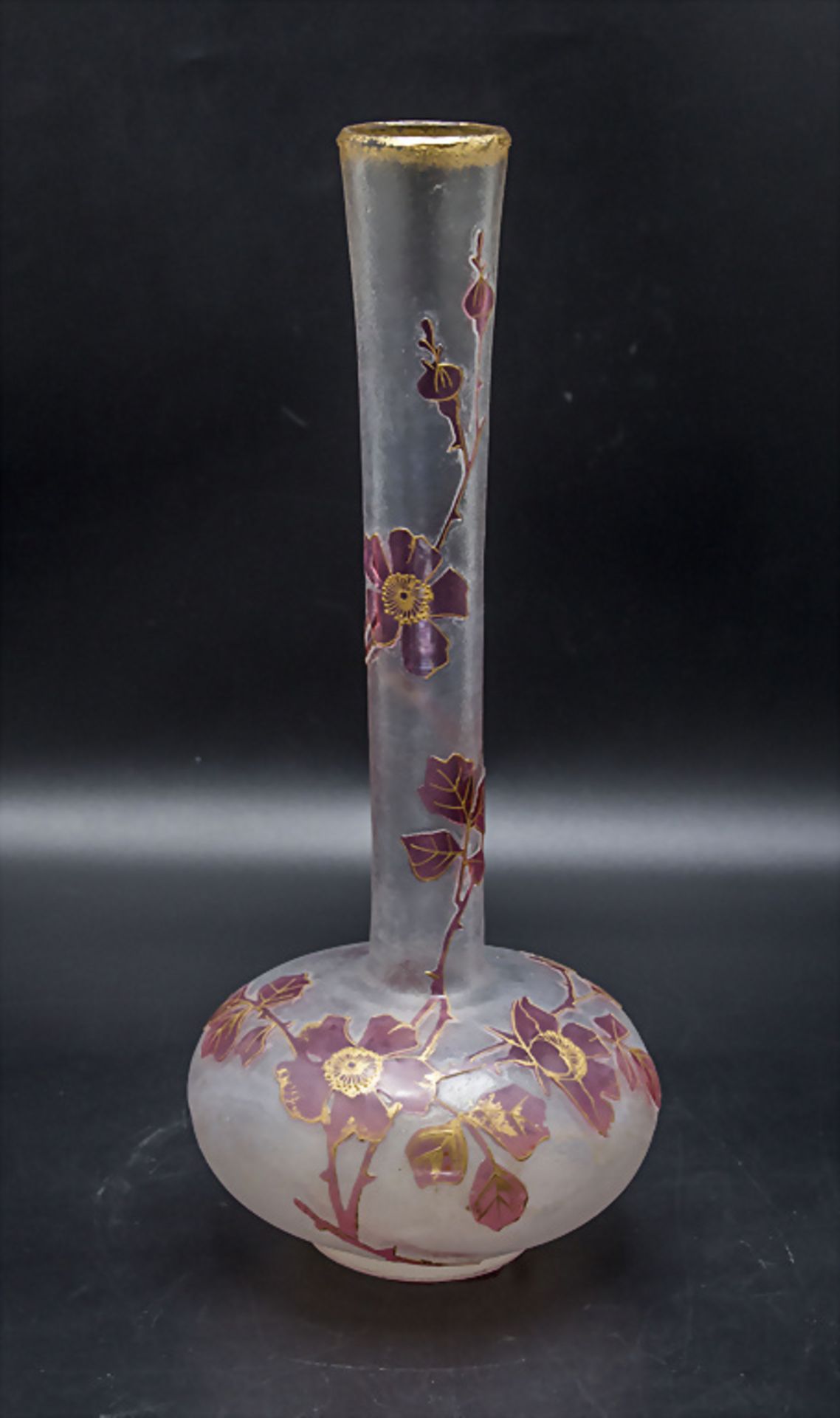 Jugendstil Vase mit Heckenrose und Schmetterling / An Art Nouveau vase with wild roses and a ...