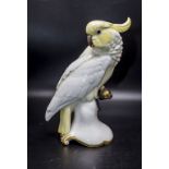 Kakadu mit Goldkugel / A cockatoo with a golden ball, Theodor Kärner, Rosenthal, Selb, um 1923