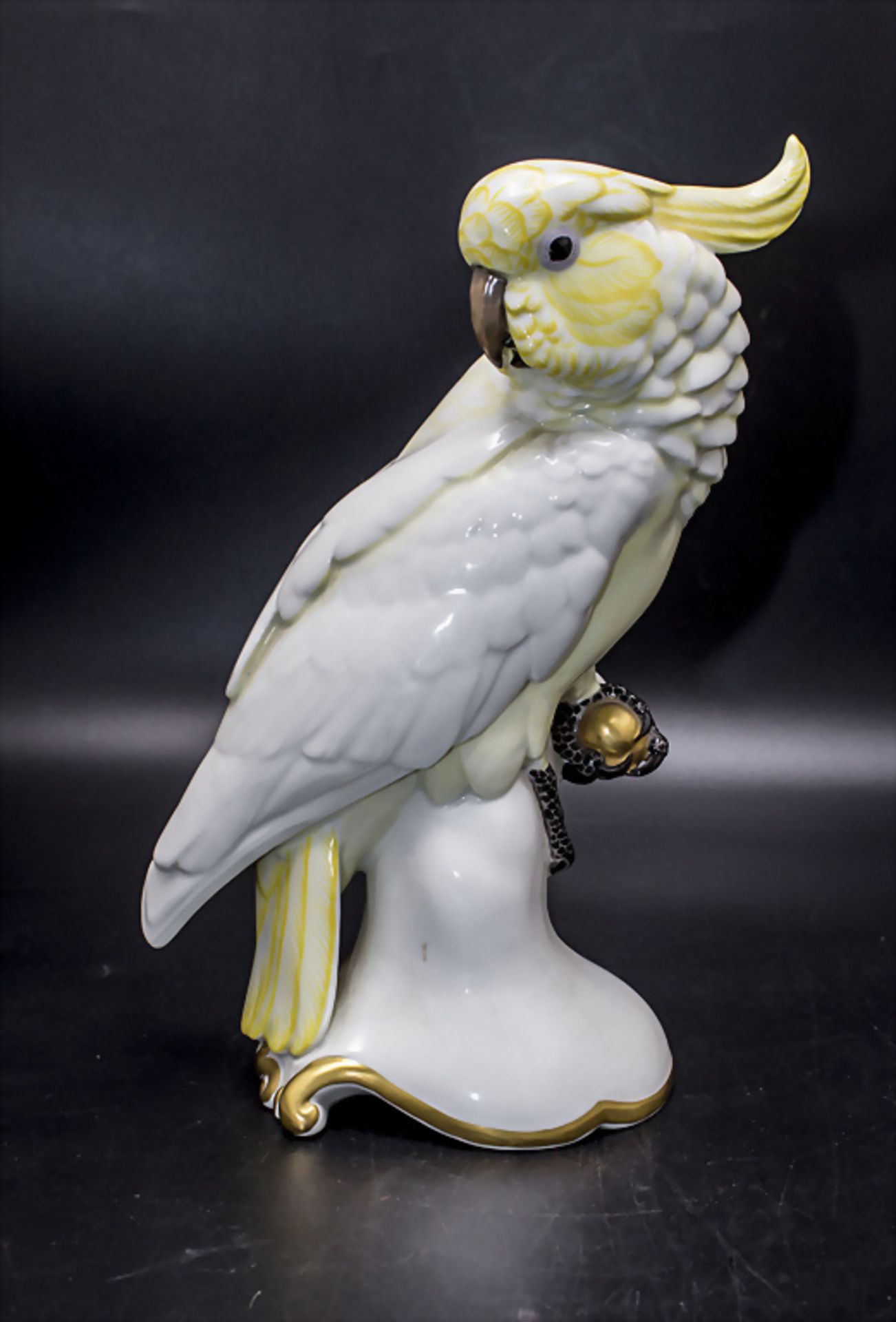 Kakadu mit Goldkugel / A cockatoo with a golden ball, Theodor Kärner, Rosenthal, Selb, um 1923