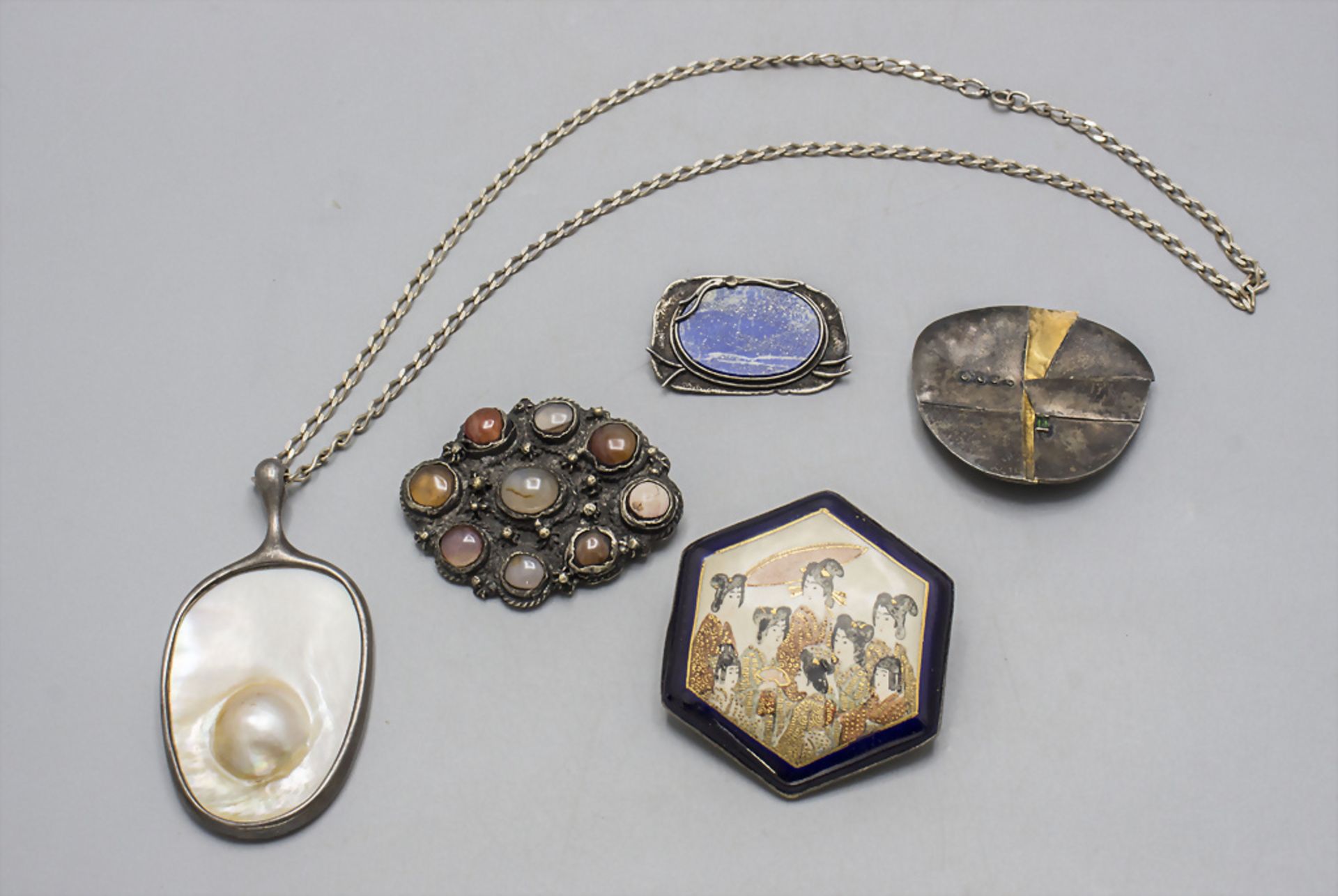 Schmuckkonvolut / A collection of five jewellery pieces