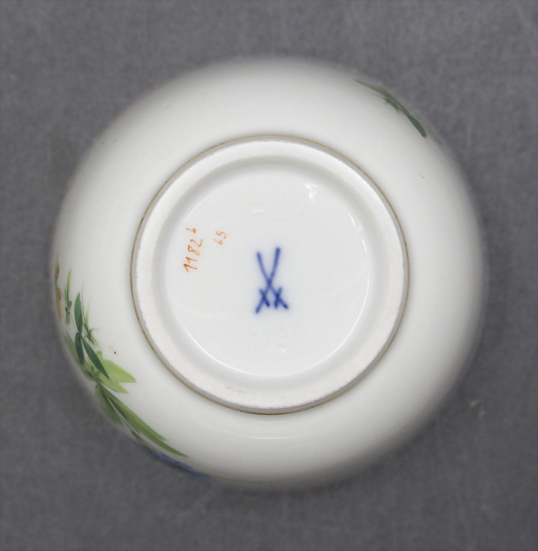 Zierschälchen mit Wiesenblumen / A small bowl with meadow flowers, Meissen, Ende 20. Jh. - Bild 3 aus 3