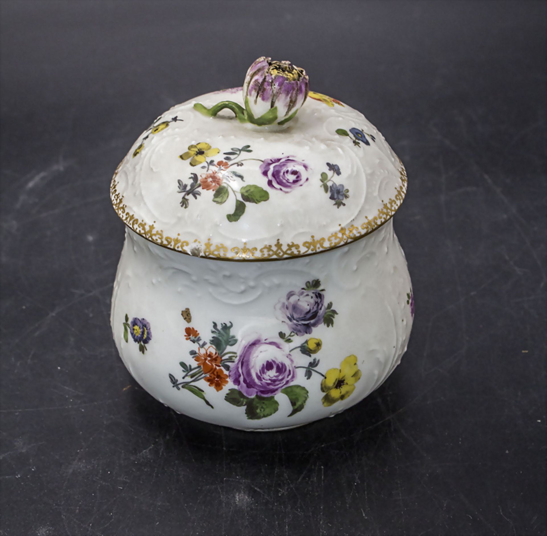 Zuckerdose mit Reliefdekor / A lidded sugar bowl with flowers, Meissen, Punktzeit, Mitte 18. Jh.