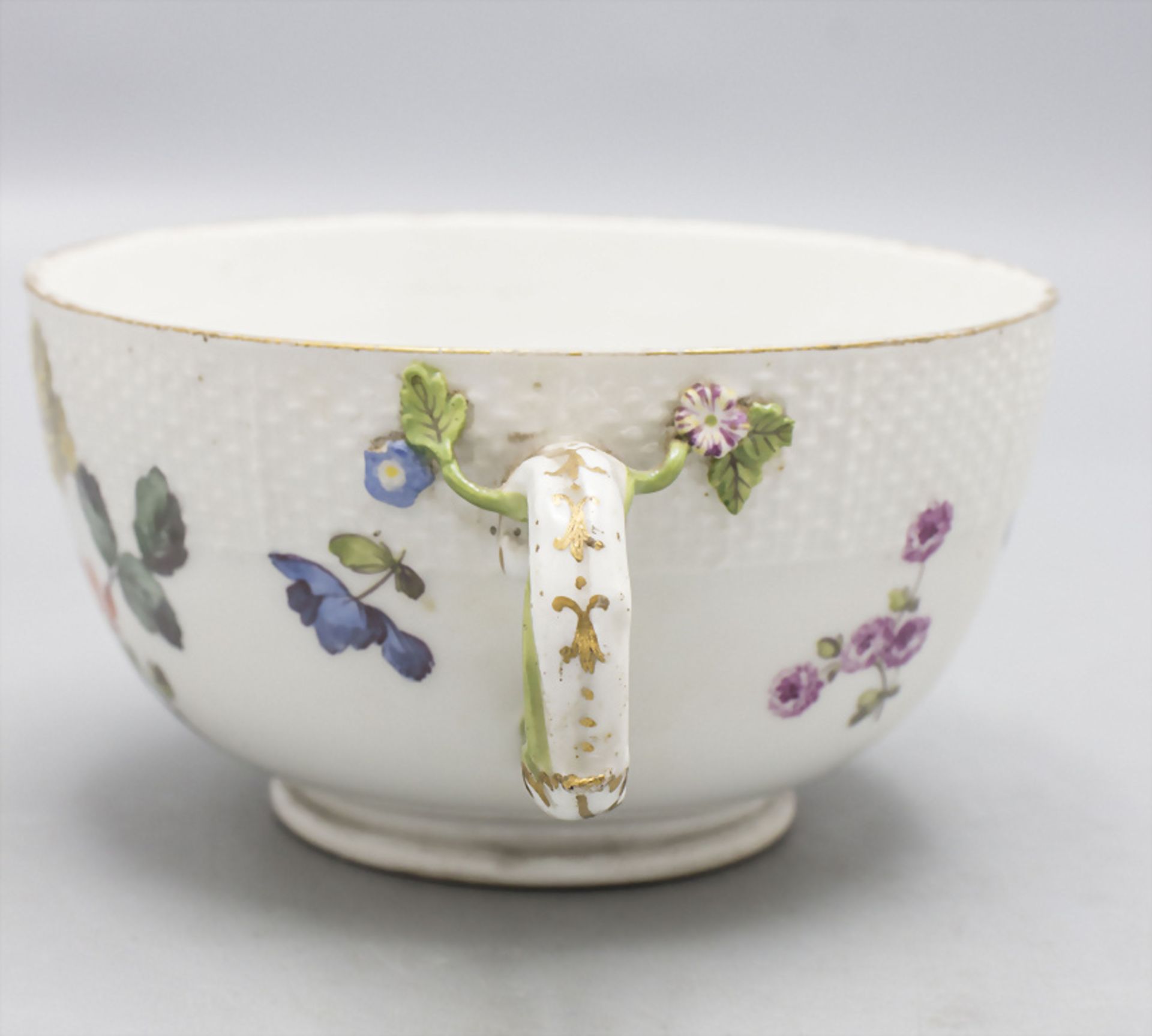 Doppelhenkelschale mit Blumenmalerei / A two handled bowl with flowers Meissen, Mitte 18. Jh. - Bild 4 aus 8