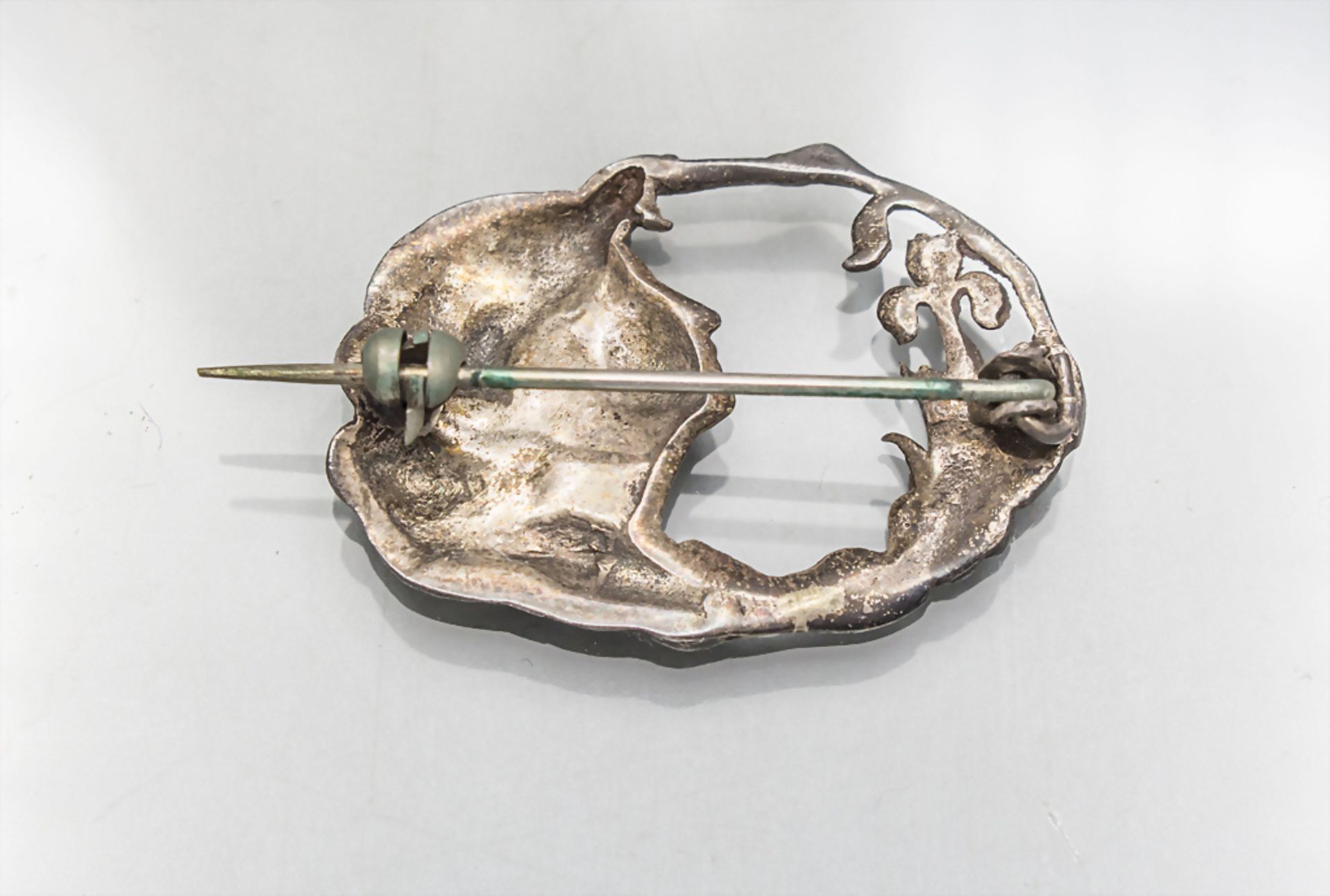 Jugendstil Brosche mit junger Frau und Lilie / An Art Nouveau brooch with a young woman and a ... - Image 2 of 2