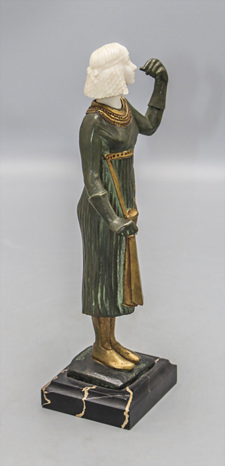 Art Déco Figur 'Pharaonin' / An Art Deco bronze of a female Pharaoh, um 1920 - Image 3 of 5