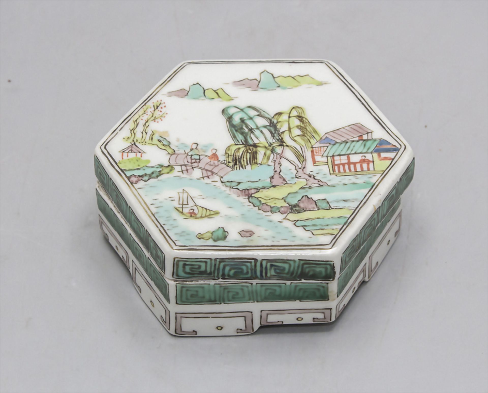 Deckeldose / A lidded porcelain box, China, Qing-Dynastie (1644-1911), 18./19. Jh.