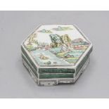 Deckeldose / A lidded porcelain box, China, Qing-Dynastie (1644-1911), 18./19. Jh.