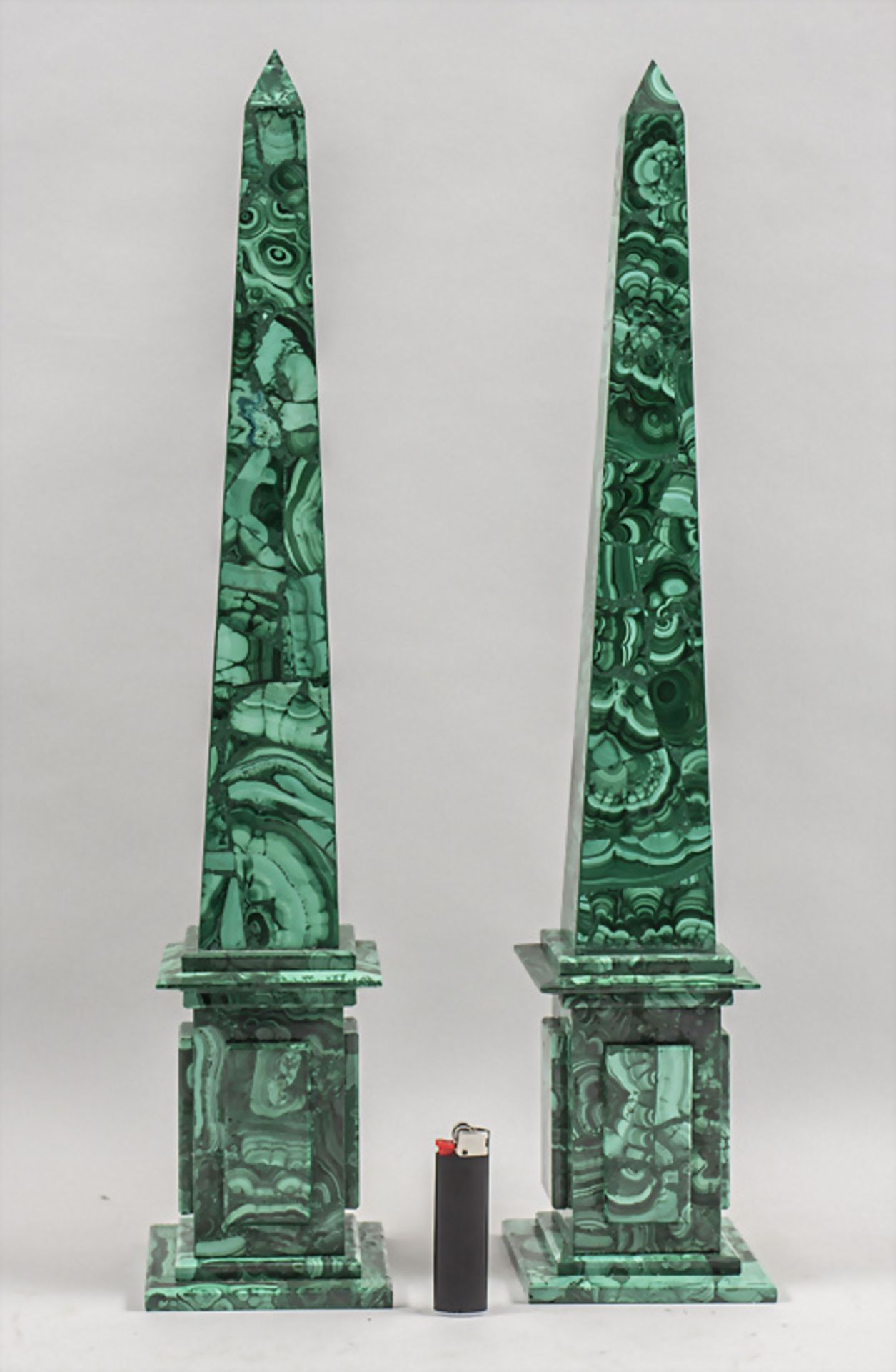 Paar Malachit Obelisken / A pair of malachite obelisks, Russland, 20. Jh. - Bild 2 aus 7