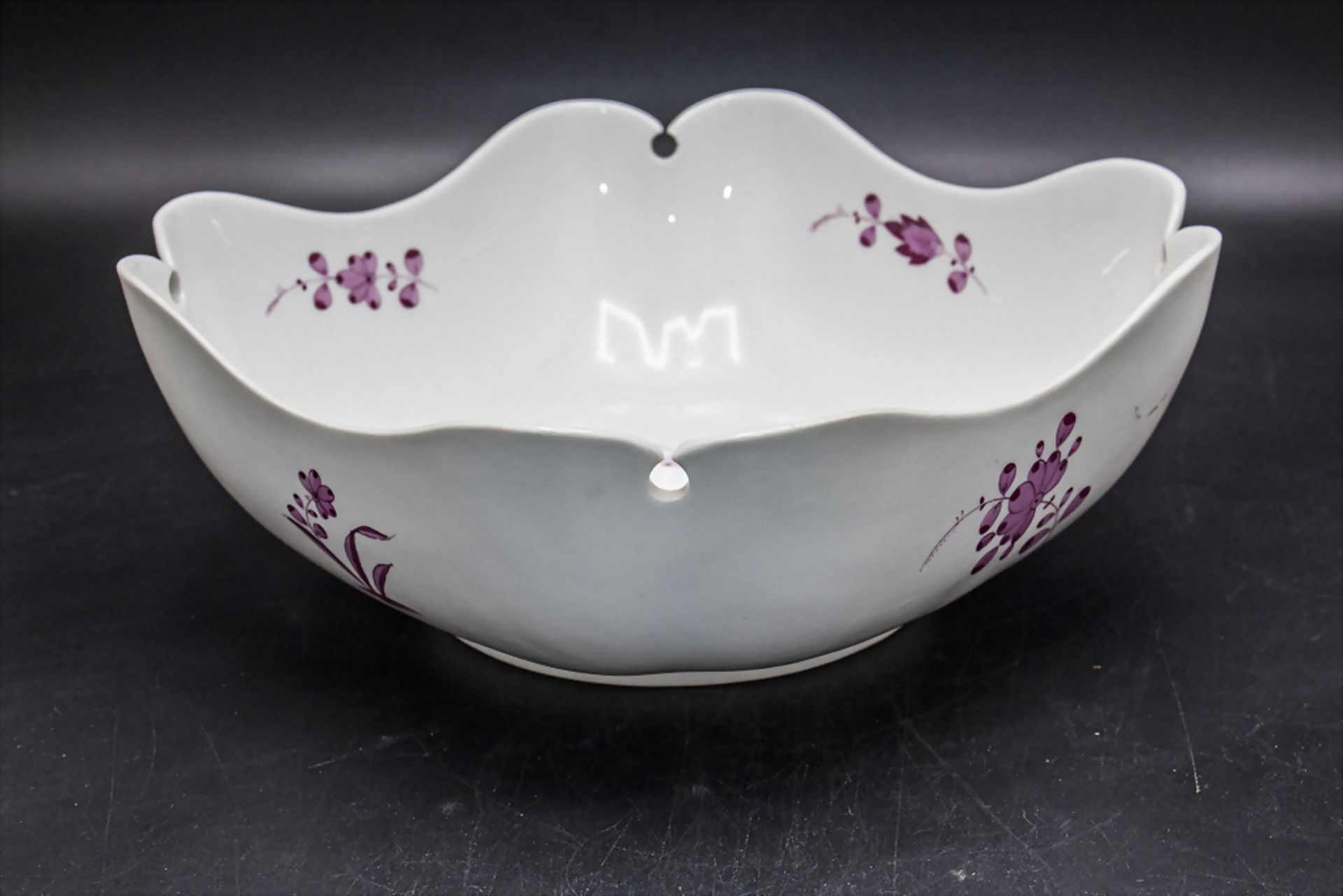 Große Gemüseschale mit Purpurmalerei / A large serving bowl with Indian flowers, Meissen, 1. ... - Image 3 of 6