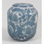 Jugendstil Vase mit Glockenblumen / An Art Nouveau vase with bellflowers, Daum Frères, Nanc, ...