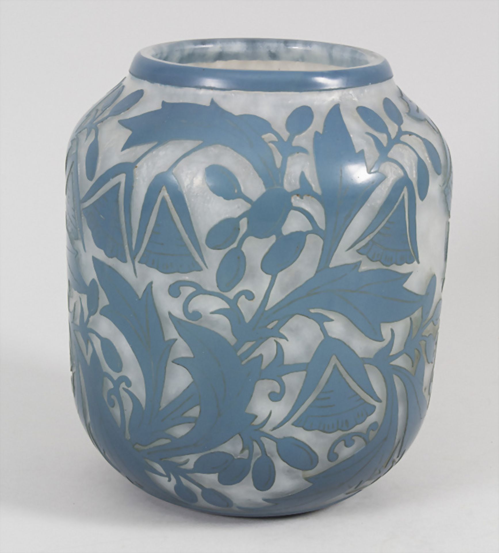 Jugendstil Vase mit Glockenblumen / An Art Nouveau vase with bellflowers, Daum Frères, Nanc, ...