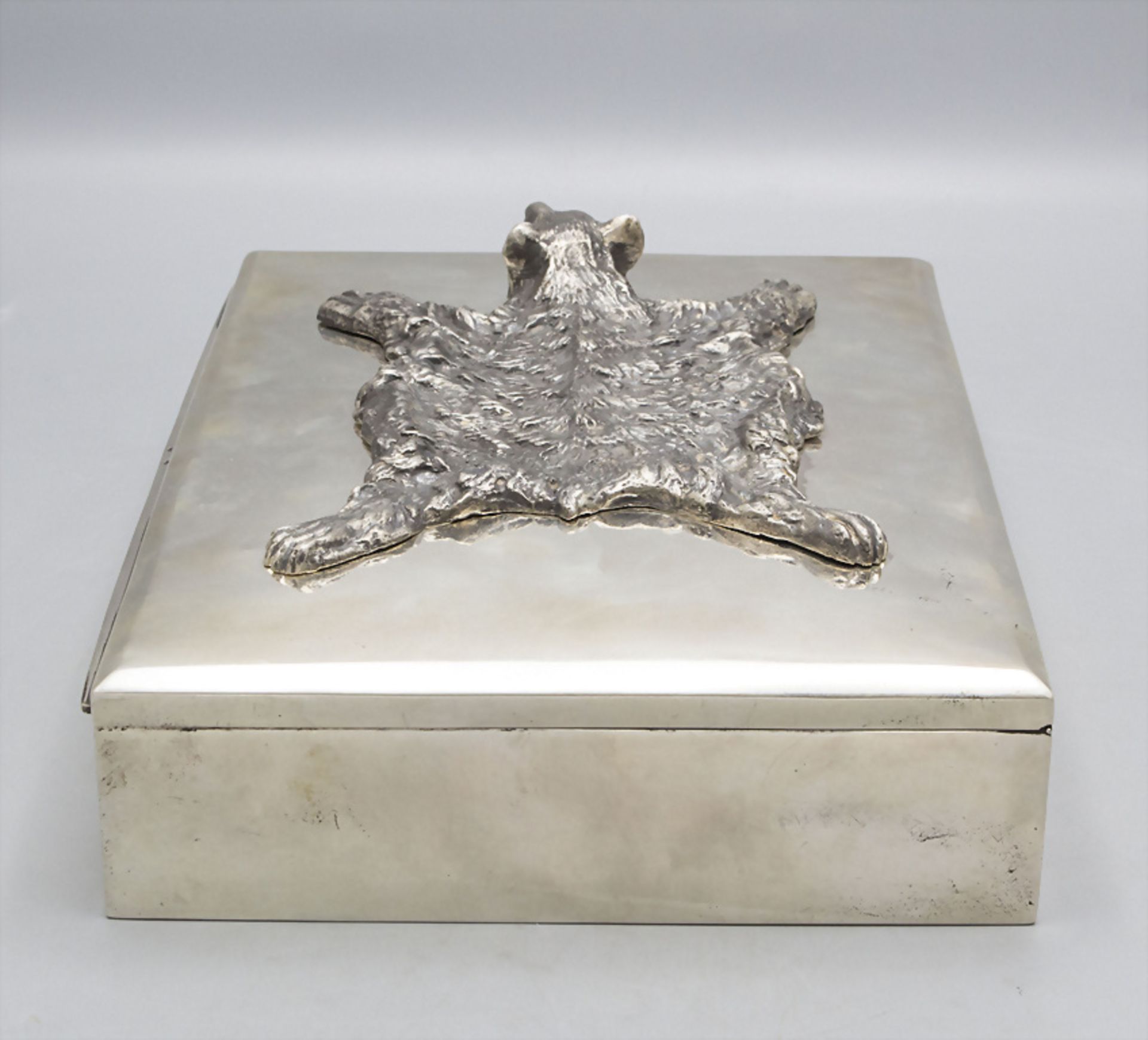 Zigarrenbox mit Bärenfell / A silver cigar box with bearskin, Budapest, um 1910 - Image 5 of 8