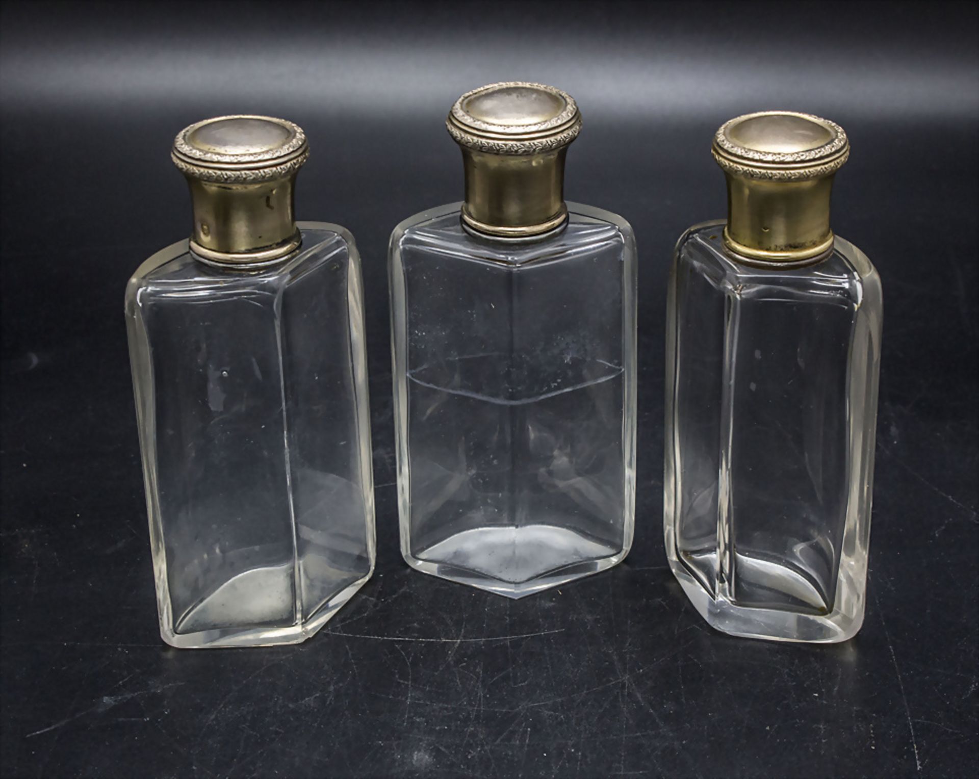 3 Parfümflakons im Lederetui / 3 perfume bottles with silver lid in a leather box, Victor ... - Bild 3 aus 6