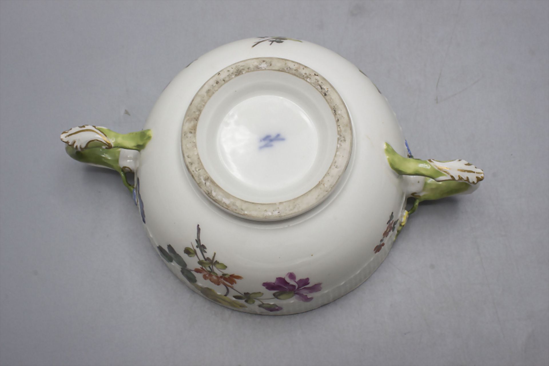 Doppelhenkelschale mit Blumenmalerei / A two handled bowl with flowers Meissen, Mitte 18. Jh. - Bild 6 aus 8