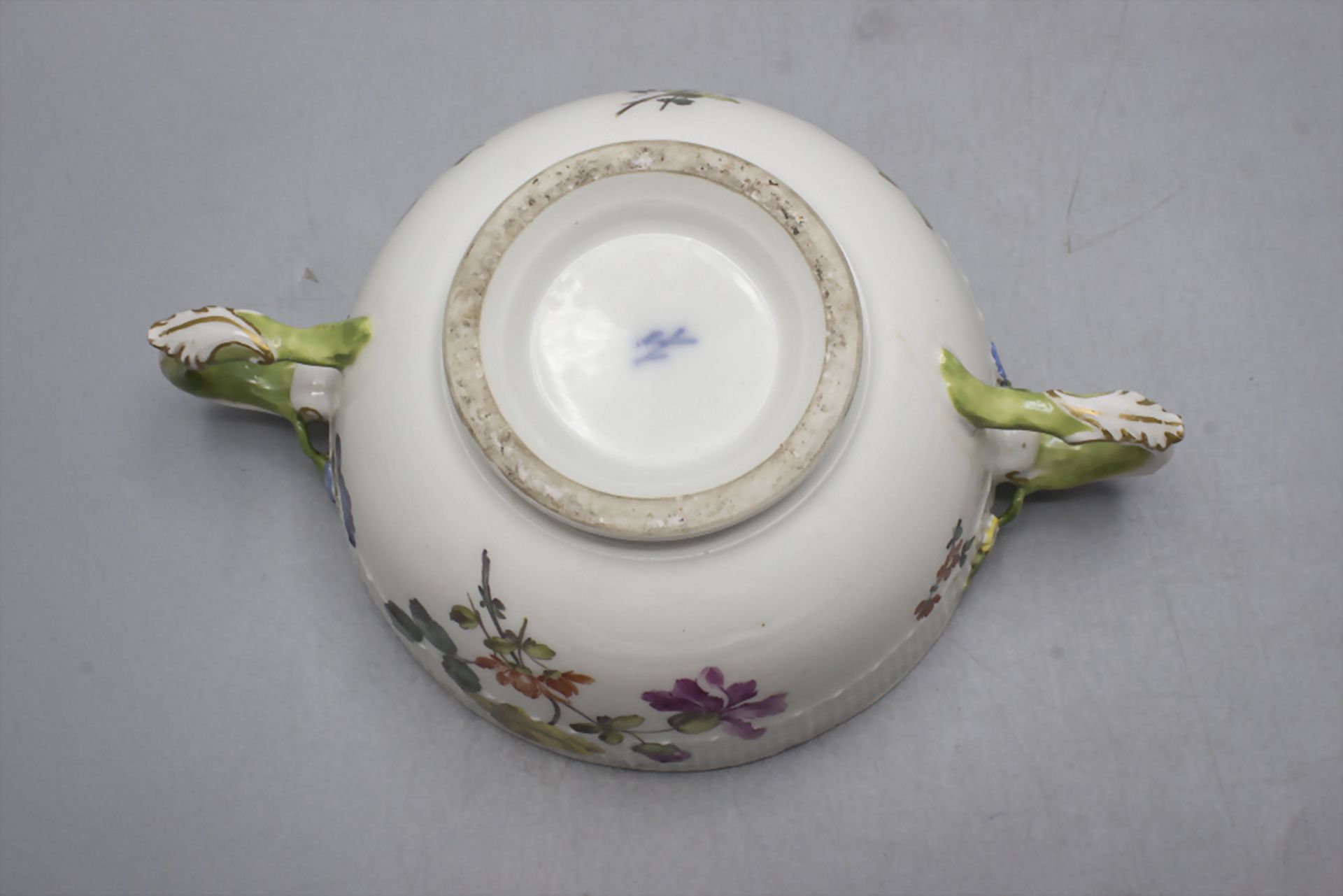 Doppelhenkelschale mit Blumenmalerei / A two handled bowl with flowers Meissen, Mitte 18. Jh. - Image 6 of 8