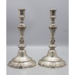 Paar Barock Kerzenleuchter / A pair of Louis XV silver candlesticks / Paire de Louis XV ...