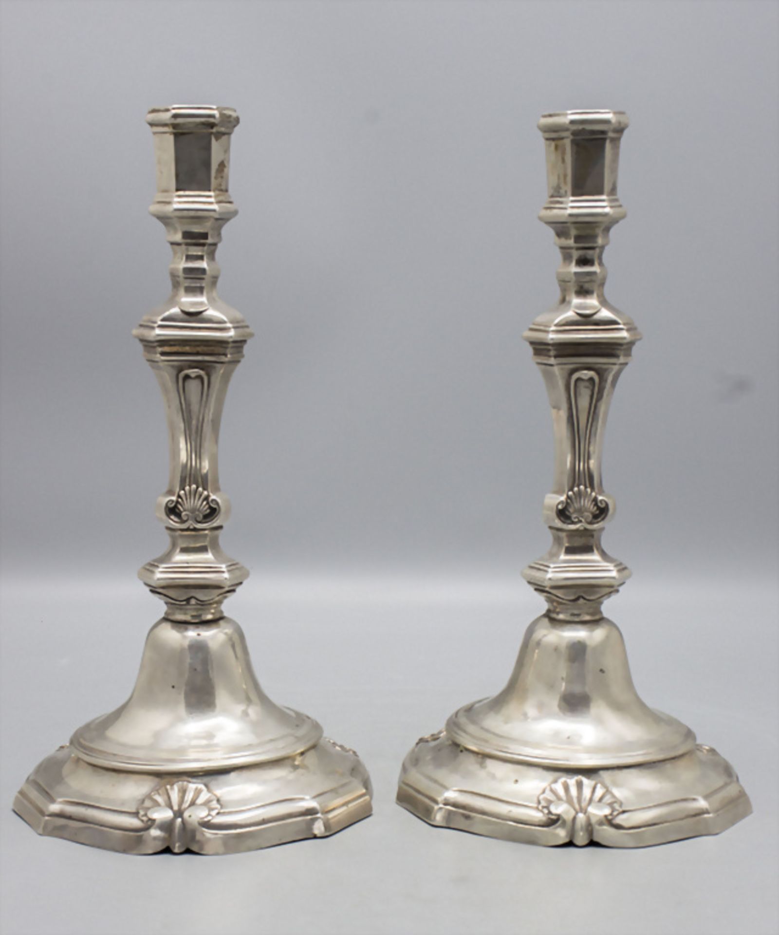 Paar Barock Kerzenleuchter / A pair of Louis XV silver candlesticks / Paire de Louis XV ...