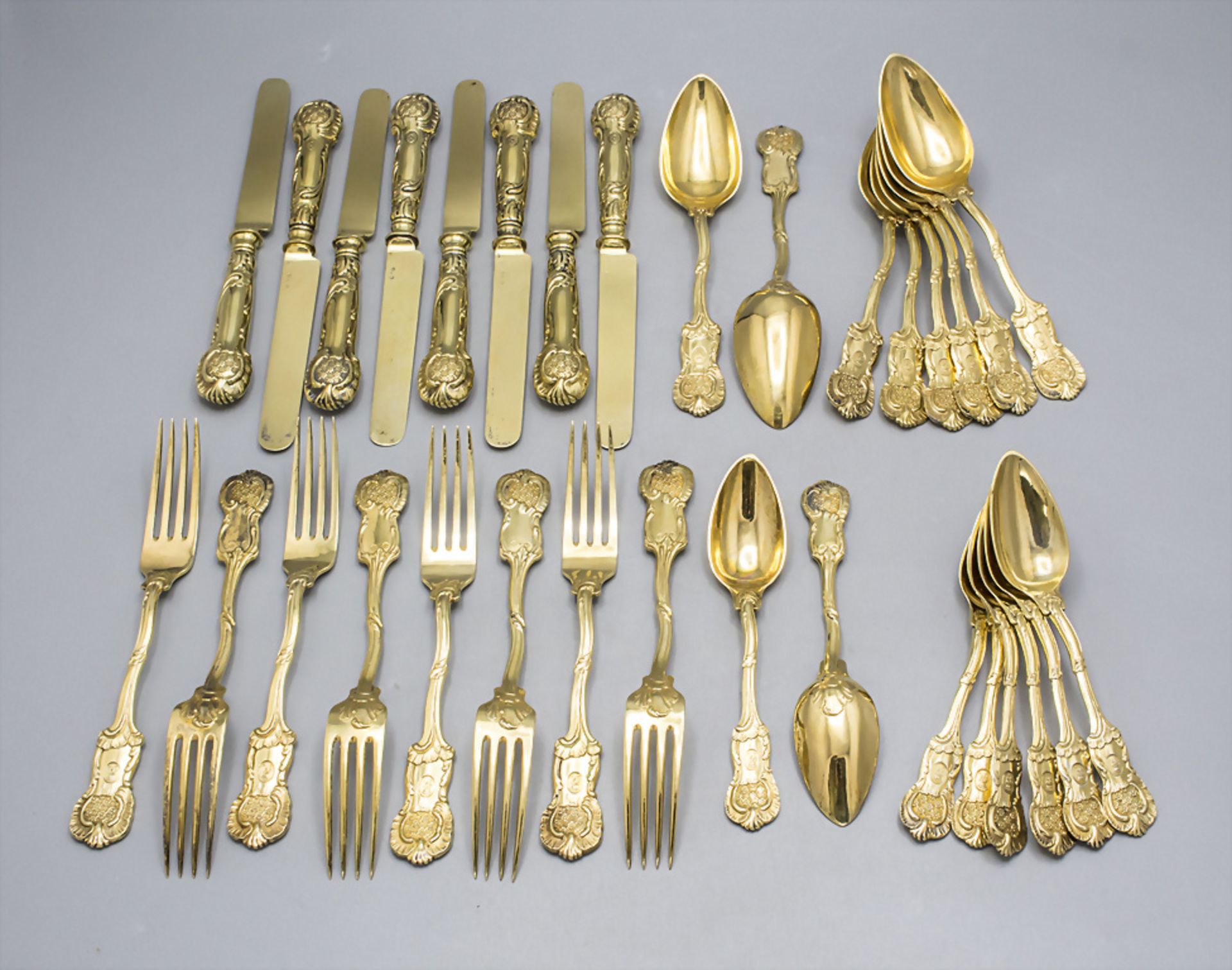 32 Teile vergoldetes Silberbesteck mit Adelskrone / 32 pieces of silver cutlery with crown of ...