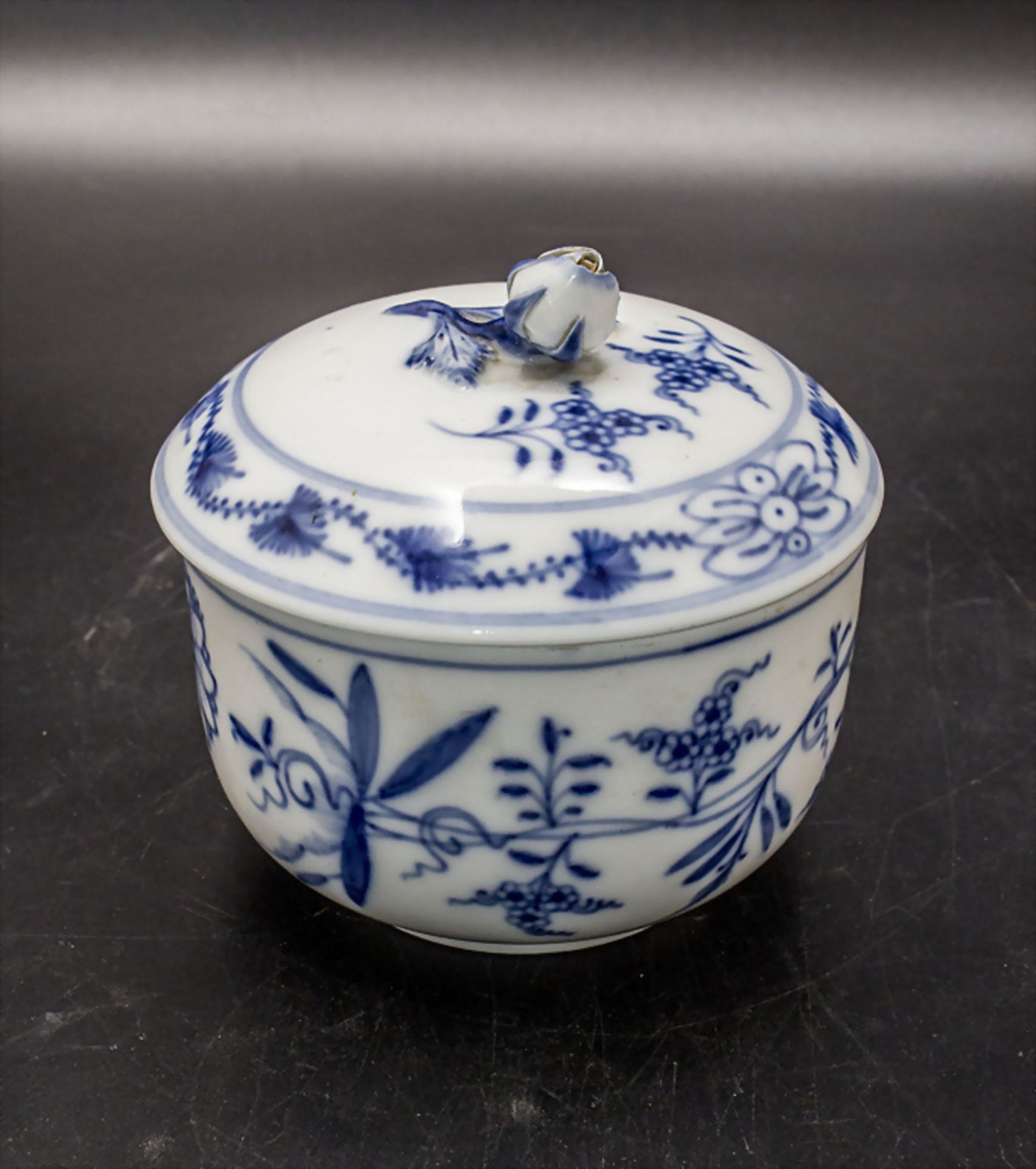 Zuckerdose mit Zwiebelmuster / A lidded sugar bowl with Onion pattern, Meissen, um 1860 - Image 3 of 5