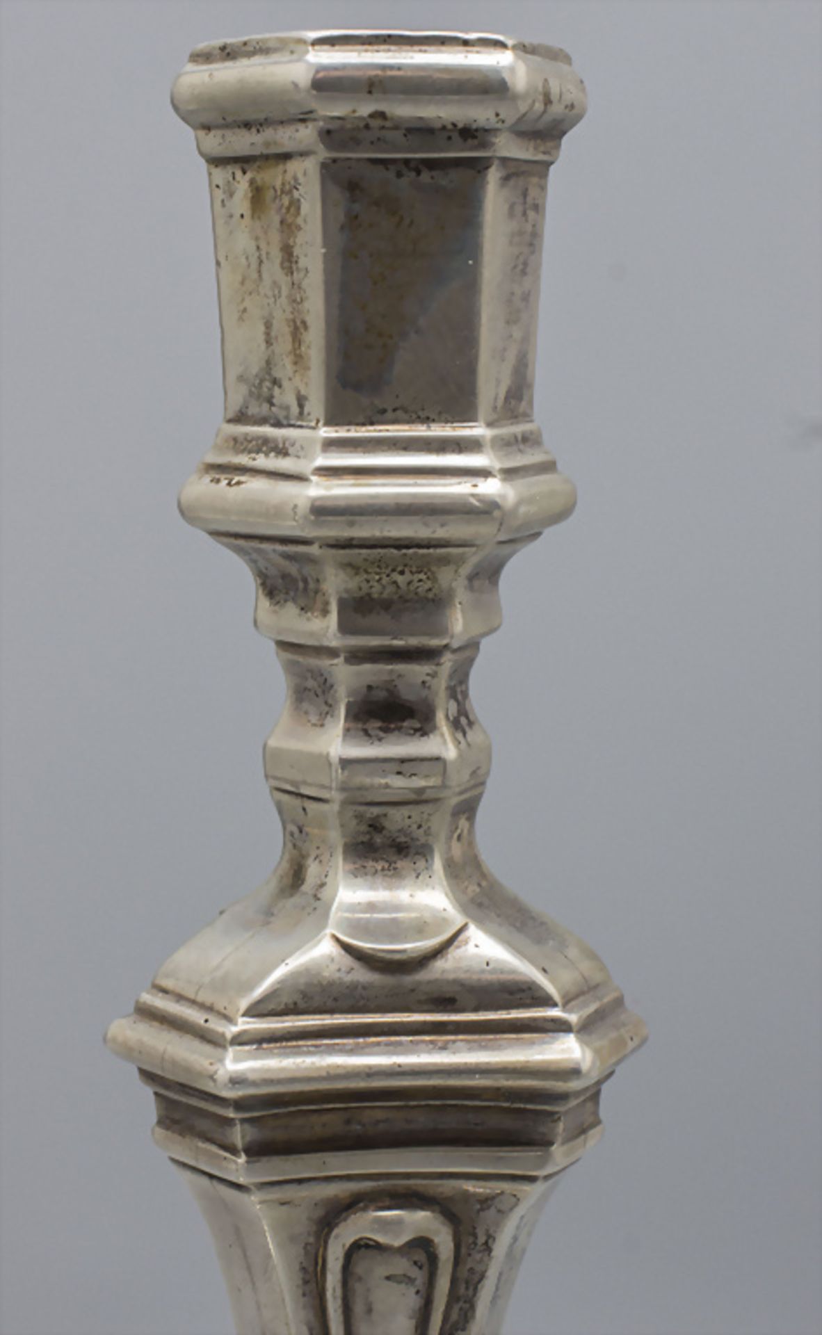 Paar Barock Kerzenleuchter / A pair of Louis XV silver candlesticks / Paire de Louis XV ... - Image 4 of 7