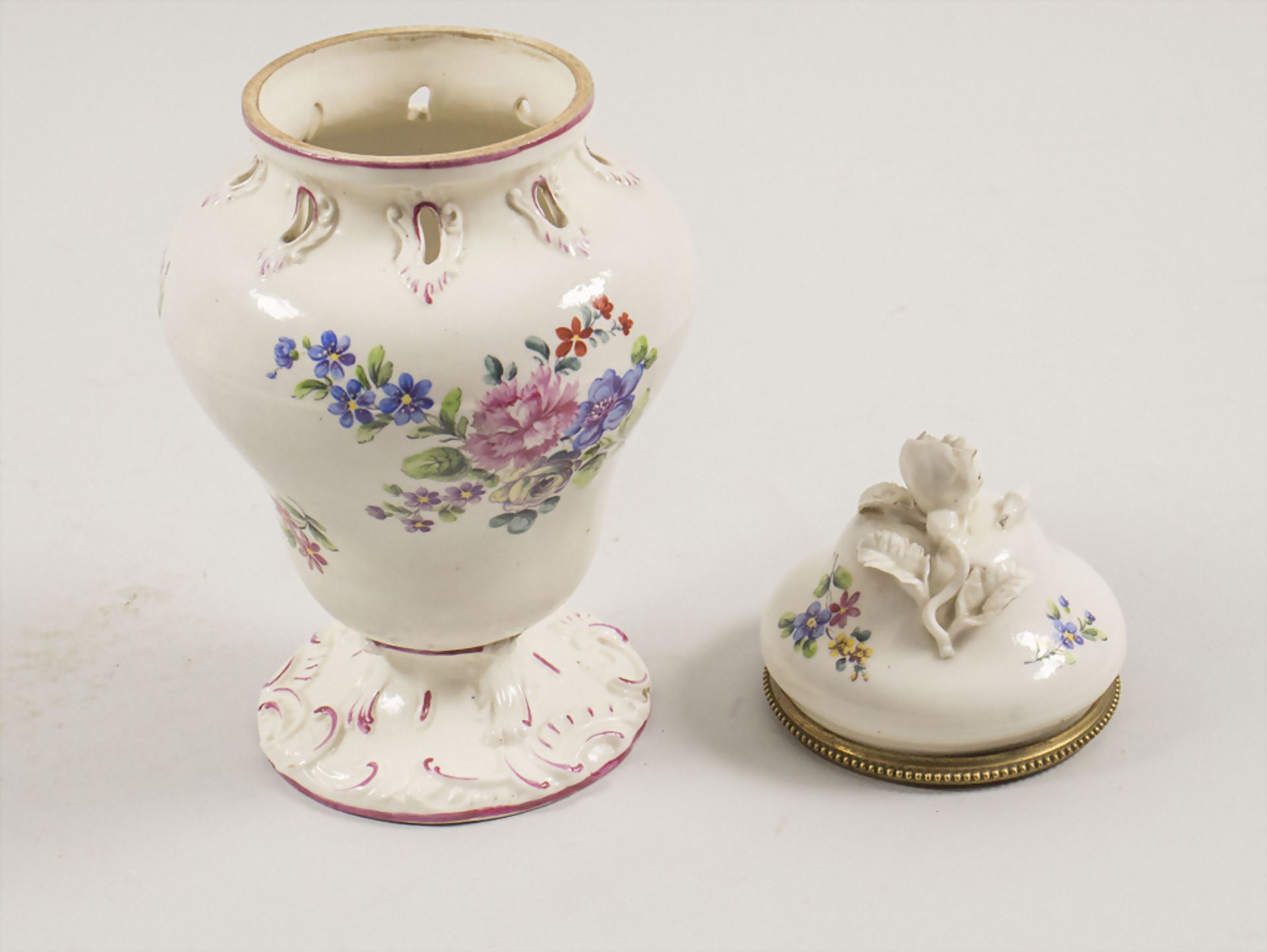 Potpourri Vase / A lidded potpourri vase, Mennecy-Villeroy, wohl 18. Jh. - Bild 2 aus 9