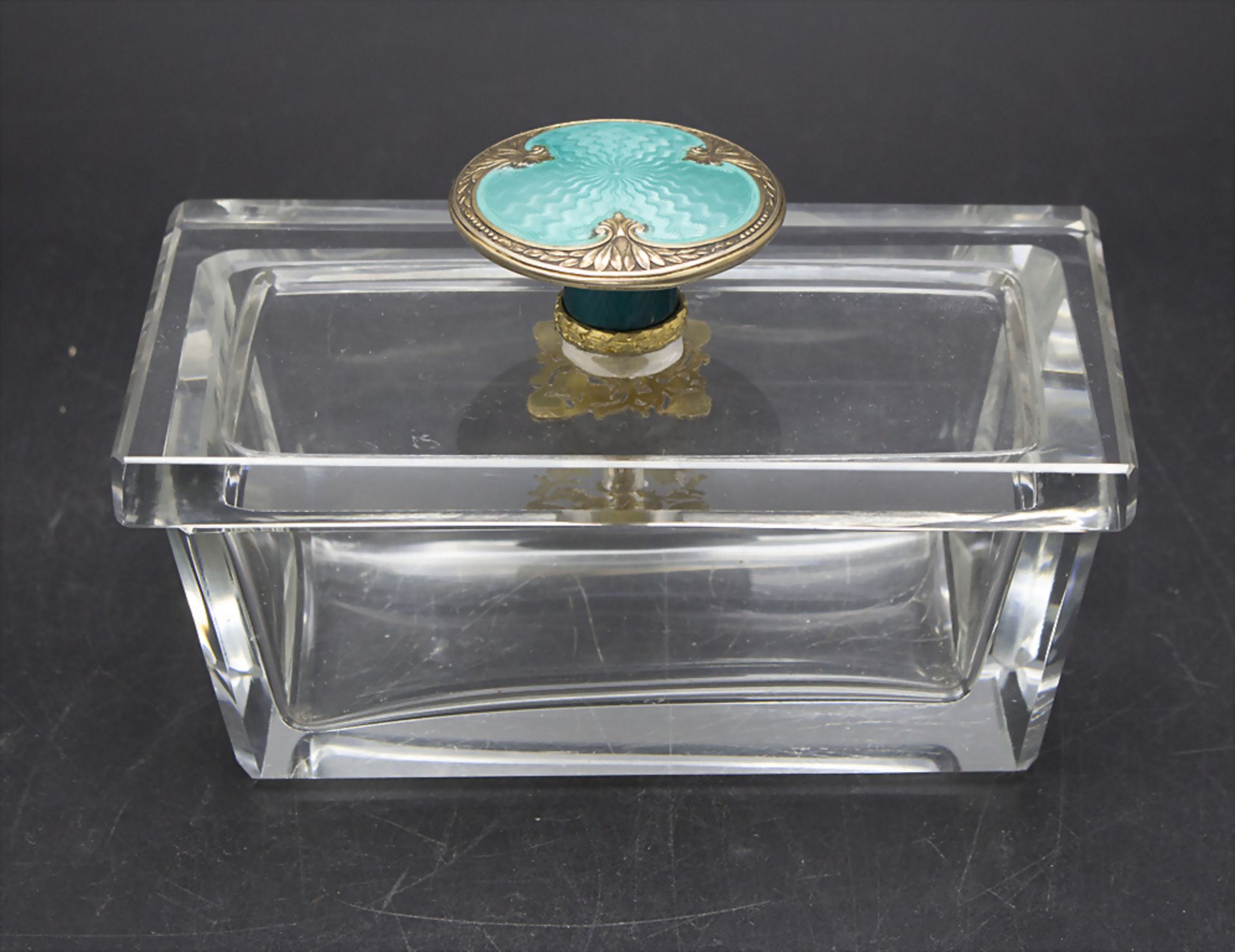 Glasdose mit Silber-Email-Knauf / A glass bowl with enamelled silver knob, wohl Russland, um 1900