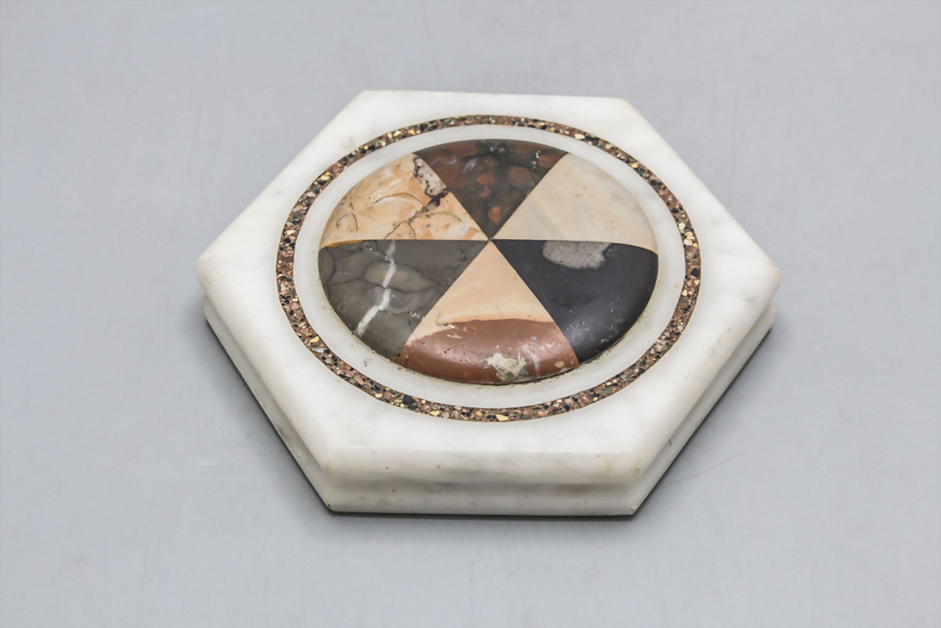 Hexagon Marmor Briefbeschwerer / A hexagon marble paper weight, Frankreich, 19. Jh.