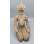 Knieende Terracotta Skulptur vom Stamm der Bankoni, Mali, wohl 19. Jh.