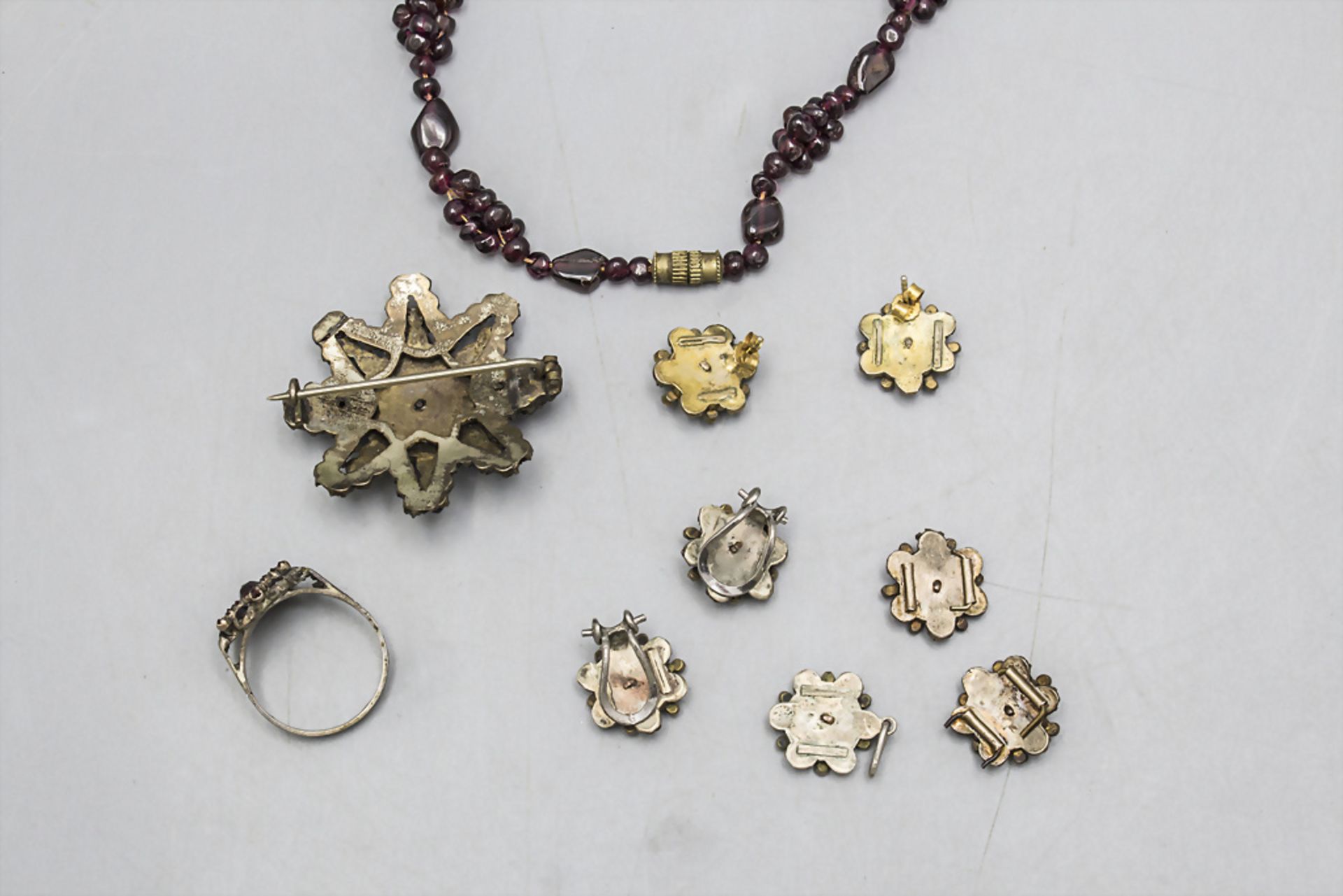 Konvolut aus 6 Teilen Granatschmuck / A set of 6 pieces of garnet jewellery - Bild 3 aus 3