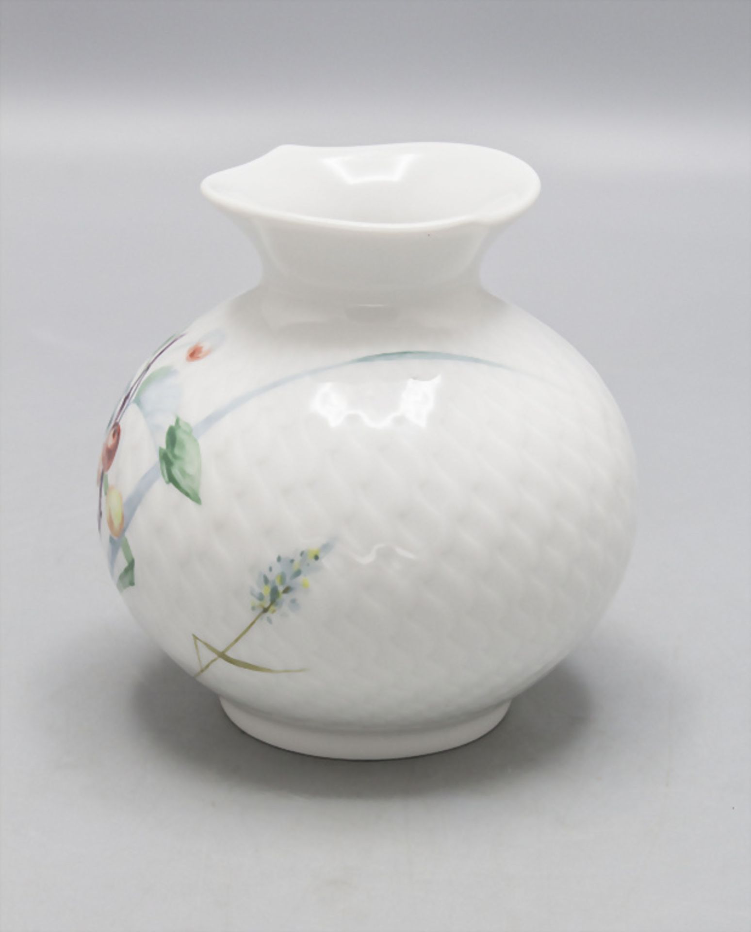 Vase Wellenspiel 'Waldflora mit Insekten' / A vase with wild cherries and insect, Sabine ... - Image 2 of 4