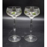 Paar Jugendstil Weingläser / 2 Art Nouveau wine glasses with vine tendrils and grapes, ...