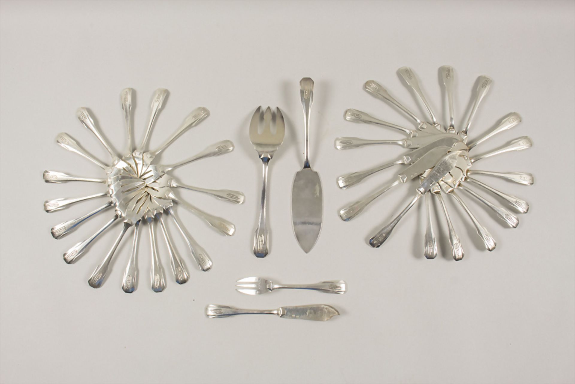 Art Déco Fischbesteck für 18 Personen / 38 pieces of silver Art Deco fish cutlery, Frankreich, ...