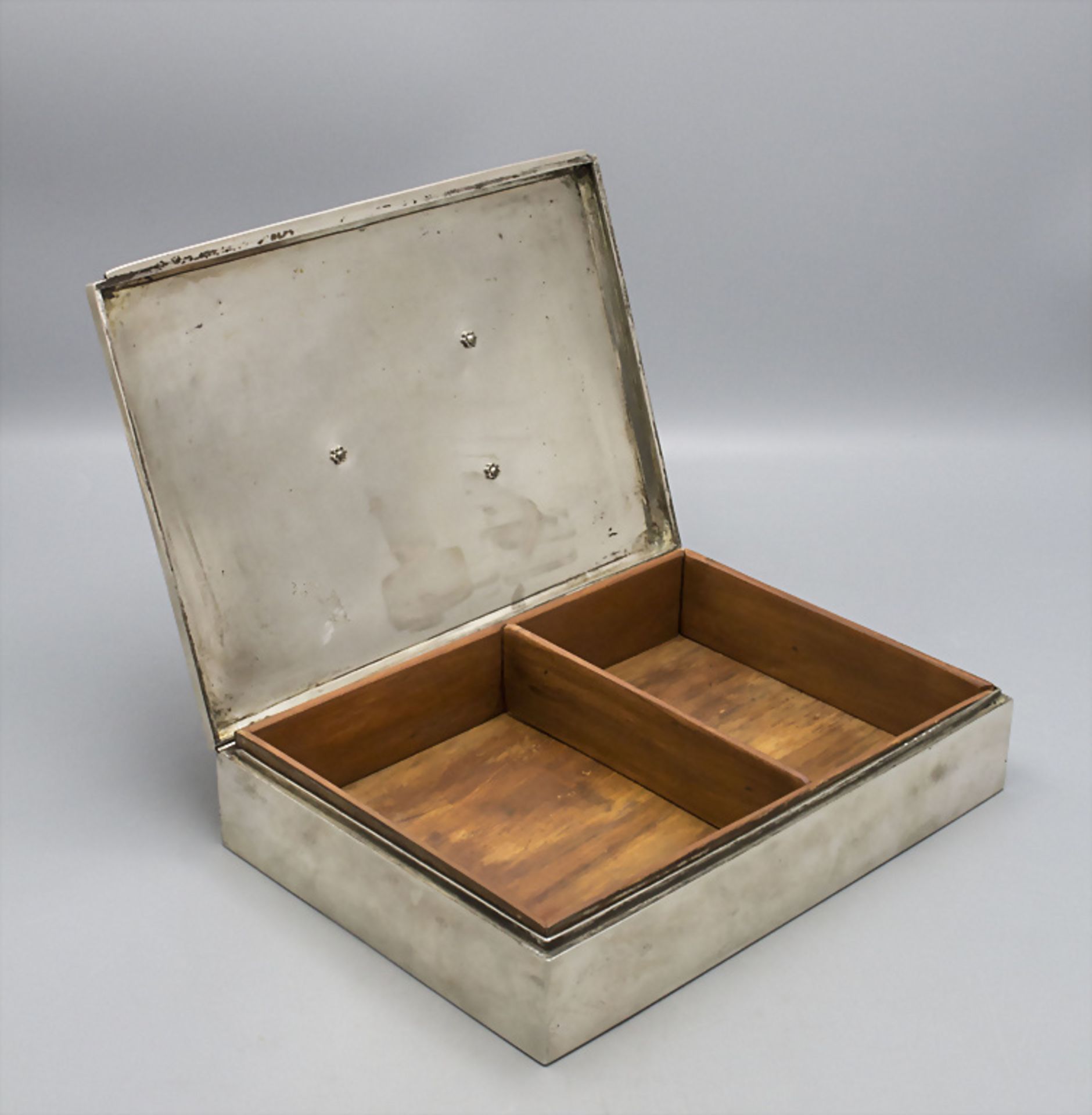 Zigarrenbox mit Bärenfell / A silver cigar box with bearskin, Budapest, um 1910 - Image 3 of 8