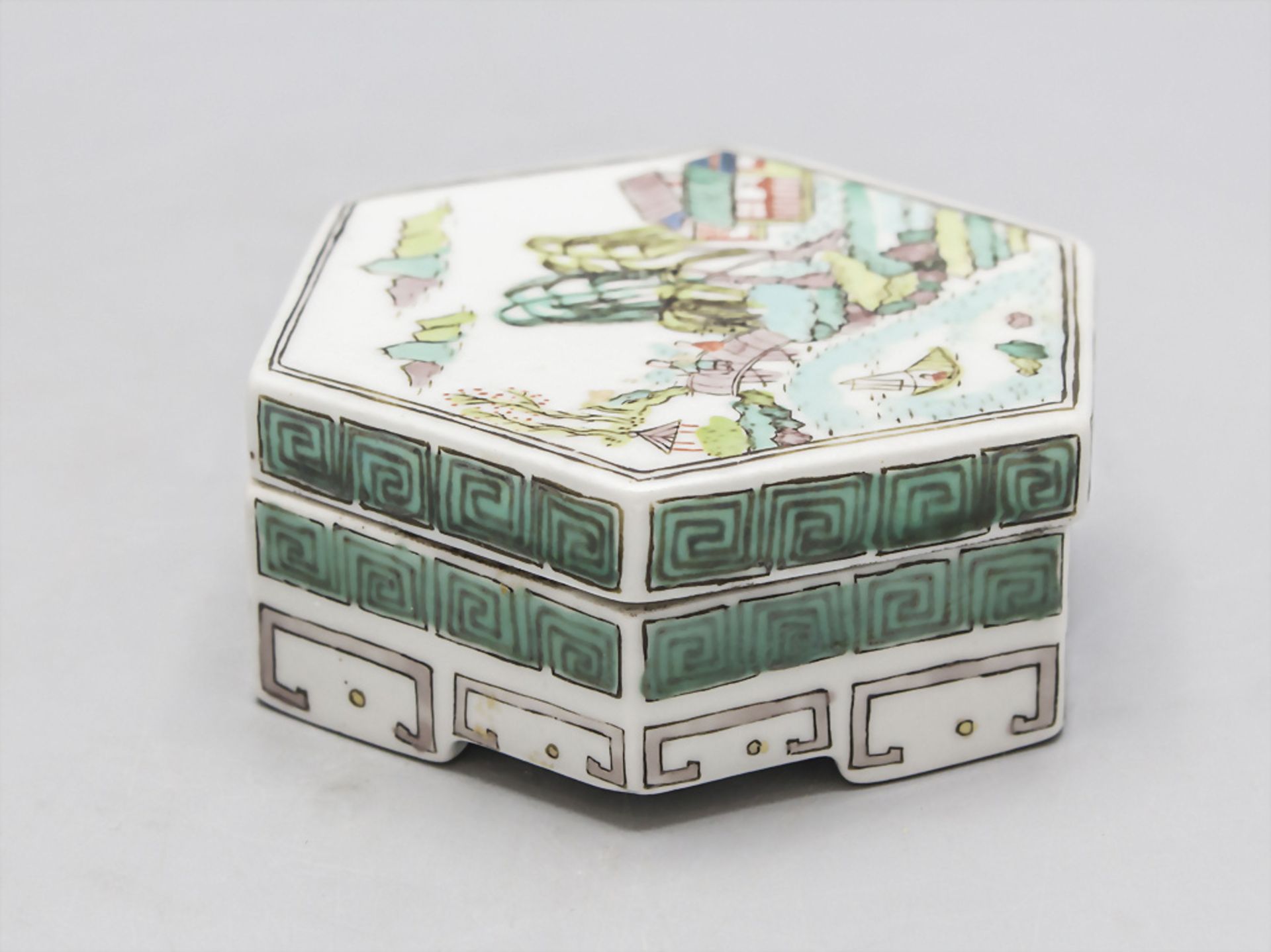 Deckeldose / A lidded porcelain box, China, Qing-Dynastie (1644-1911), 18./19. Jh. - Bild 2 aus 6