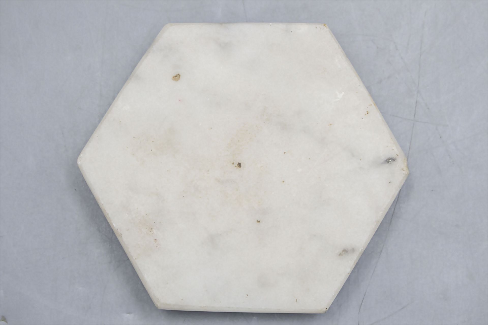 Hexagon Marmor Briefbeschwerer / A hexagon marble paper weight, Frankreich, 19. Jh. - Image 5 of 5