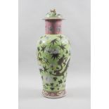 Große Drachen-Deckelvase / A large lidded dragon vase, China, Qing Dynastie (1644-1911), ...