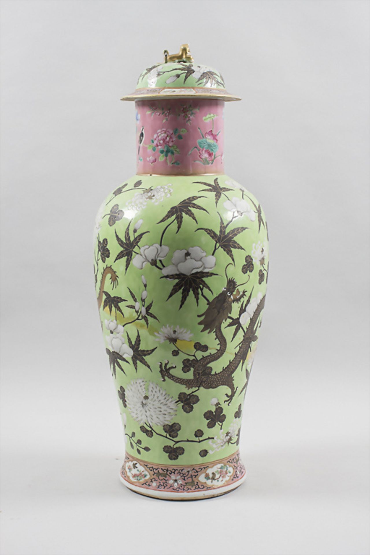 Große Drachen-Deckelvase / A large lidded dragon vase, China, Qing Dynastie (1644-1911), ...
